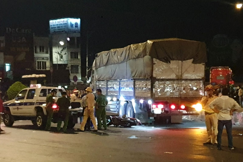 Lực lượng chức năng xử l&yacute; hiện trường vụ tai nạn.