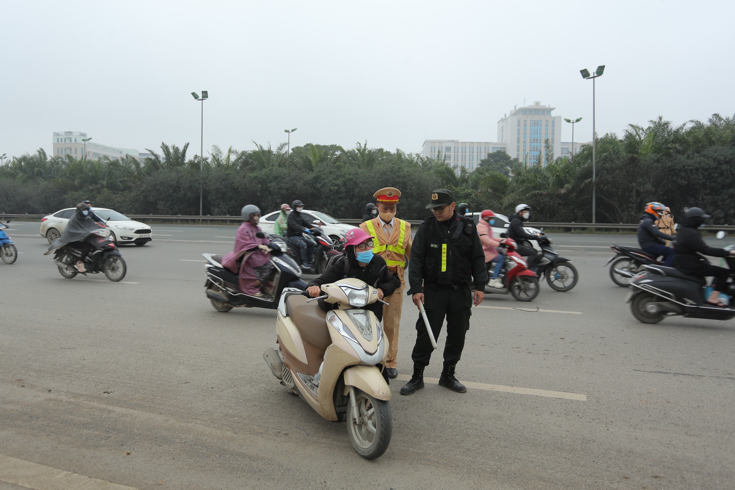 Đi xe m&aacute;y v&agrave;o cao tốc Đại lộ Thăng Long, người phụ nữ kh&oacute;c l&oacute;c xin CSGT bỏ qua- Ảnh 2.