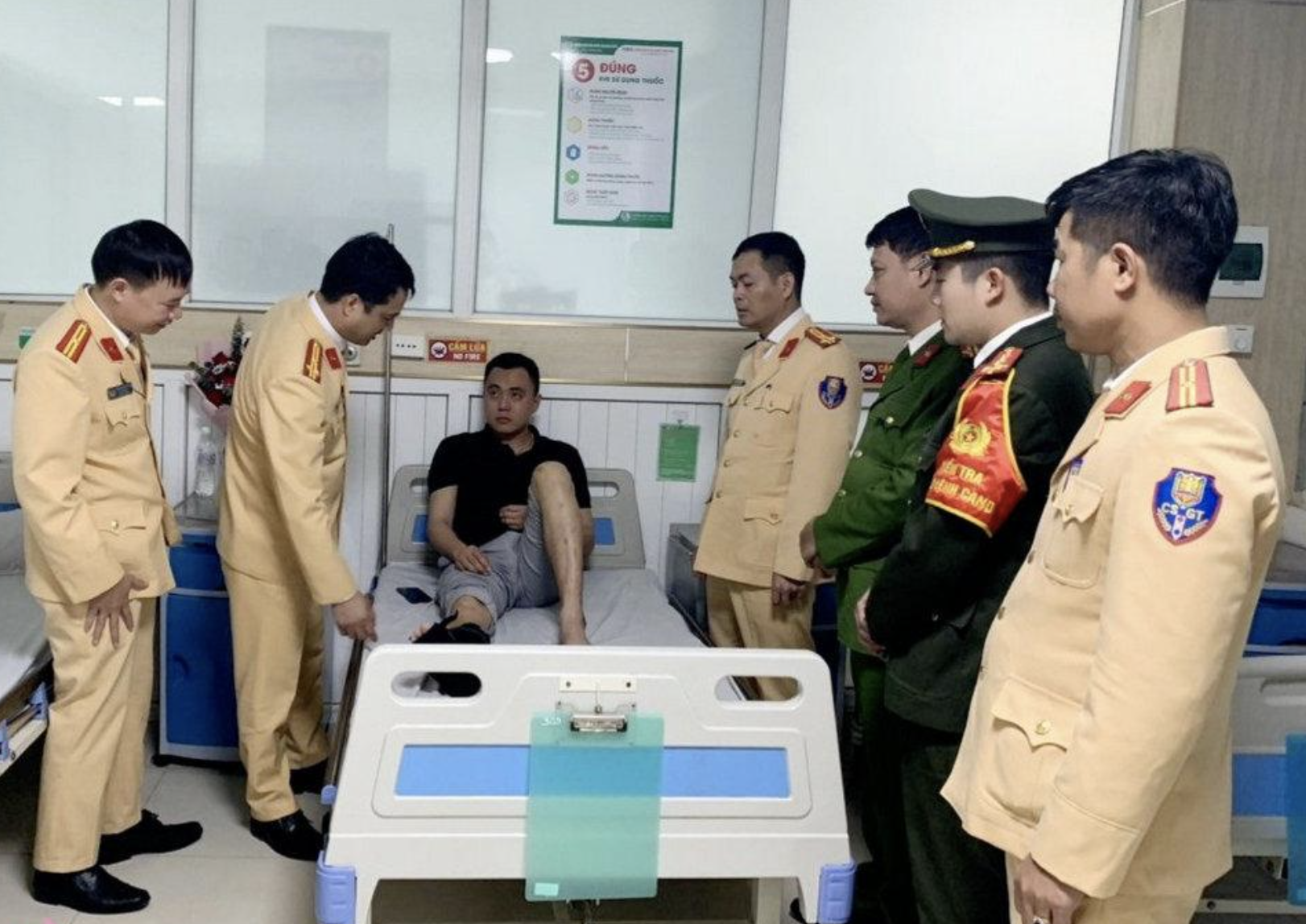 Khởi tố hai đối tượng vi phạm lao xe vào CSGT hòng chạy trốn- Ảnh 3. Khởi tố hai đối tượng vi phạm lao xe vào CSGT hòng chạy trốn- Ảnh 3.