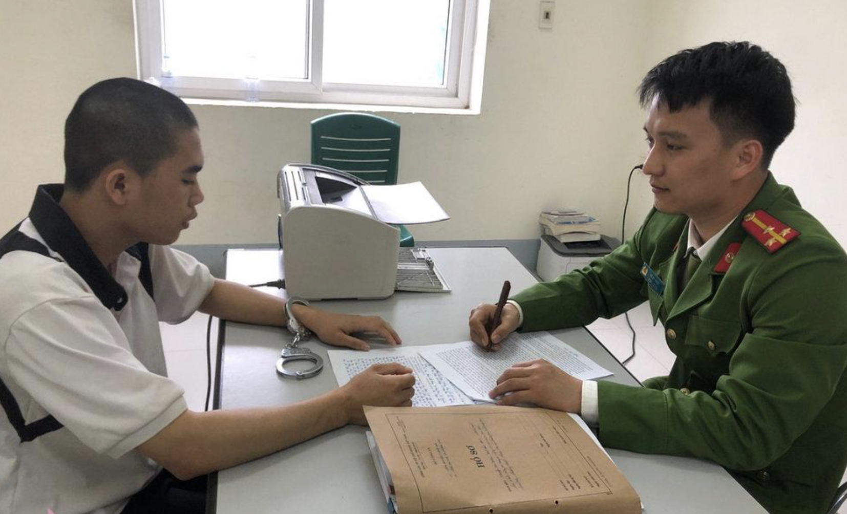 Khởi tố hai đối tượng vi phạm lao xe vào CSGT hòng chạy trốn- Ảnh 2. Khởi tố hai đối tượng vi phạm lao xe vào CSGT hòng chạy trốn- Ảnh 2.