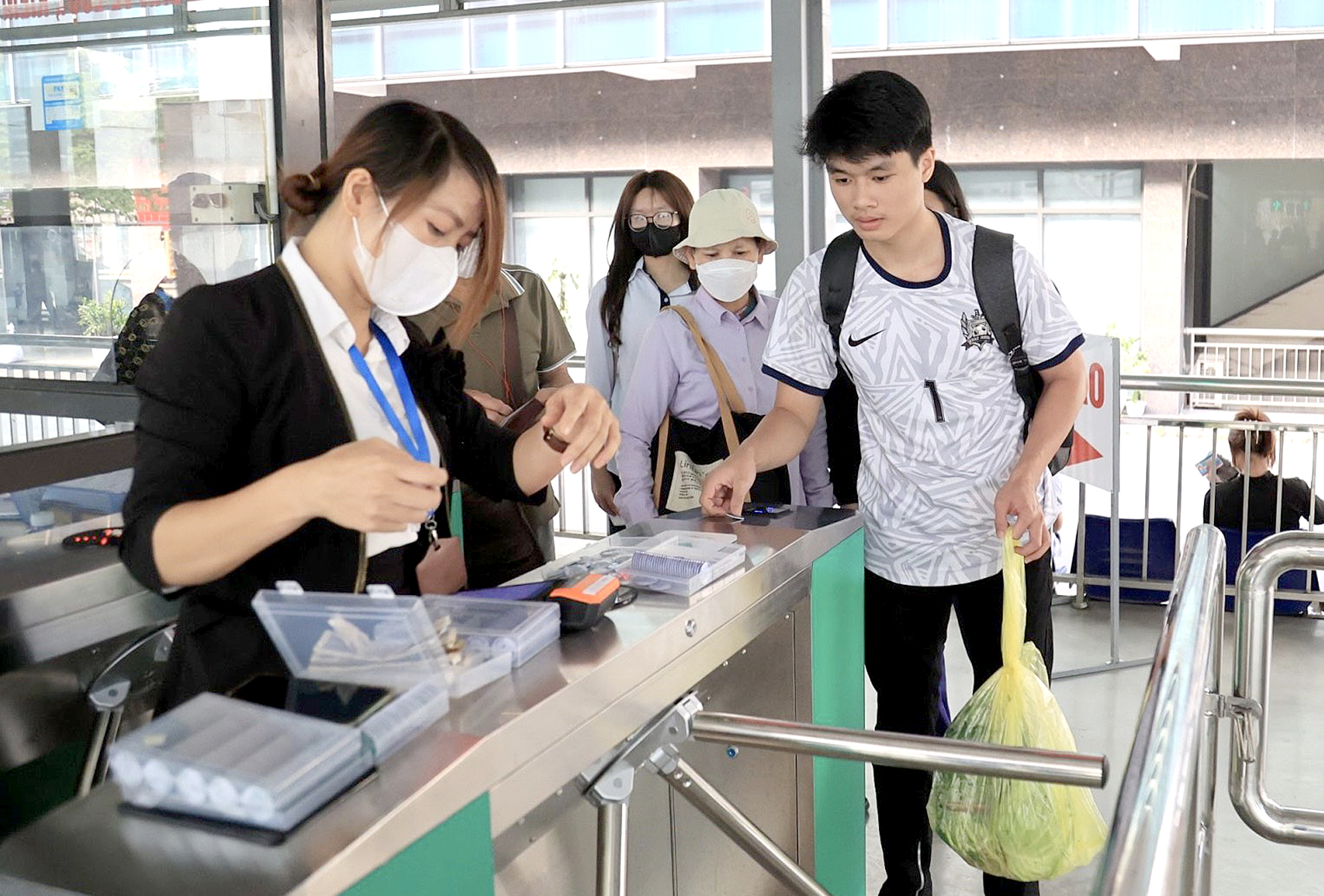 H&agrave; Nội: Nhiều tiện &iacute;ch khi đi xe bu&yacute;t kh&ocirc;ng d&ugrave;ng tiền mặt- Ảnh 1.