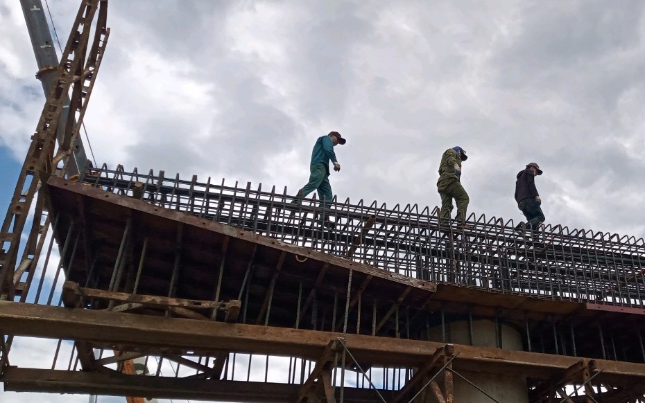 Hơn 2.000 công nhân miệt mài thi công cao tốc Quảng Ngãi - Hoài Nhơn giữa cái nắng đổ lửa- Ảnh 12. Huy động hơn 1.200 kỹ sư, công nhân đẩy tiến độ cao tốc Hoài Nhơn - Quy Nhơn