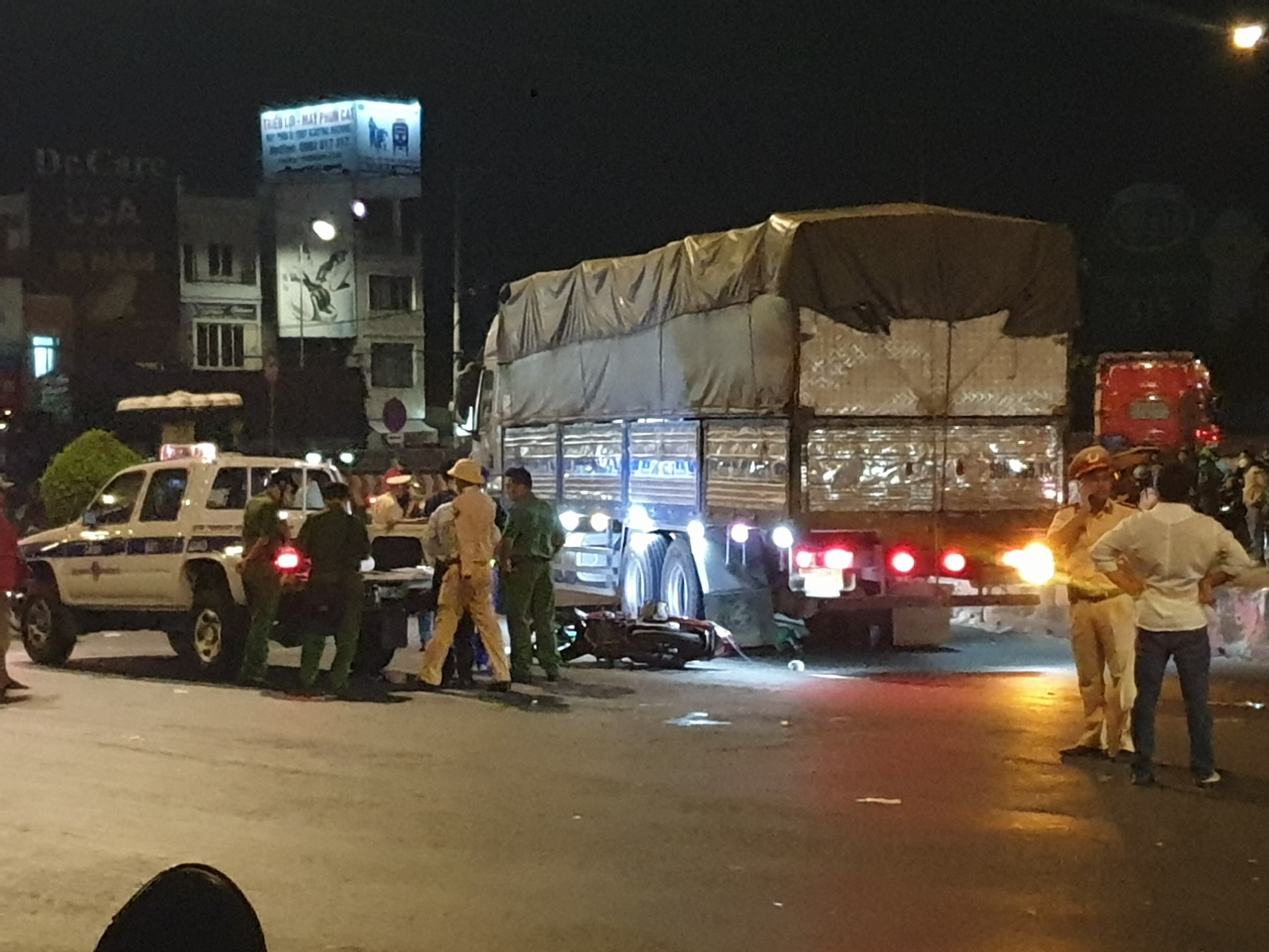 Vụ tai nạn ở ngã tư An Sương: Tài xế tử vong bỏ lại vợ thất nghiệp cùng 3 con nhỏ- Ảnh 2. Vụ tai nạn ở ngã tư An Sương: Tài xế tử vong bỏ lại vợ thất nghiệp cùng 3 con nhỏ- Ảnh 2.