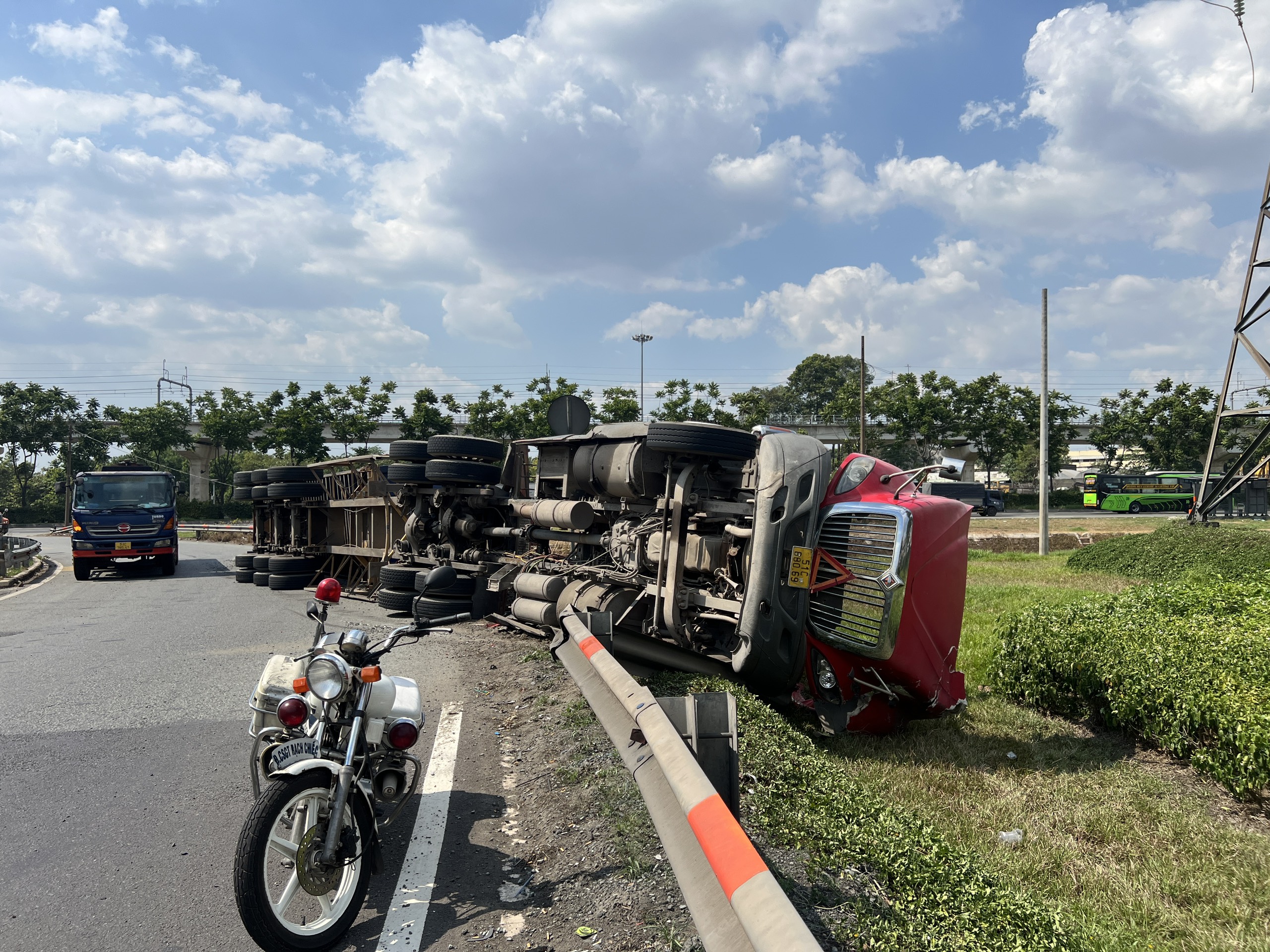 TP.HCM: Xe container ôm cua lật nhào, cày nát 20m hộ lan - Ảnh 3. TP.HCM: Xe container ôm cua lật nhào, cày nát 20m hộ lan - Ảnh 3.