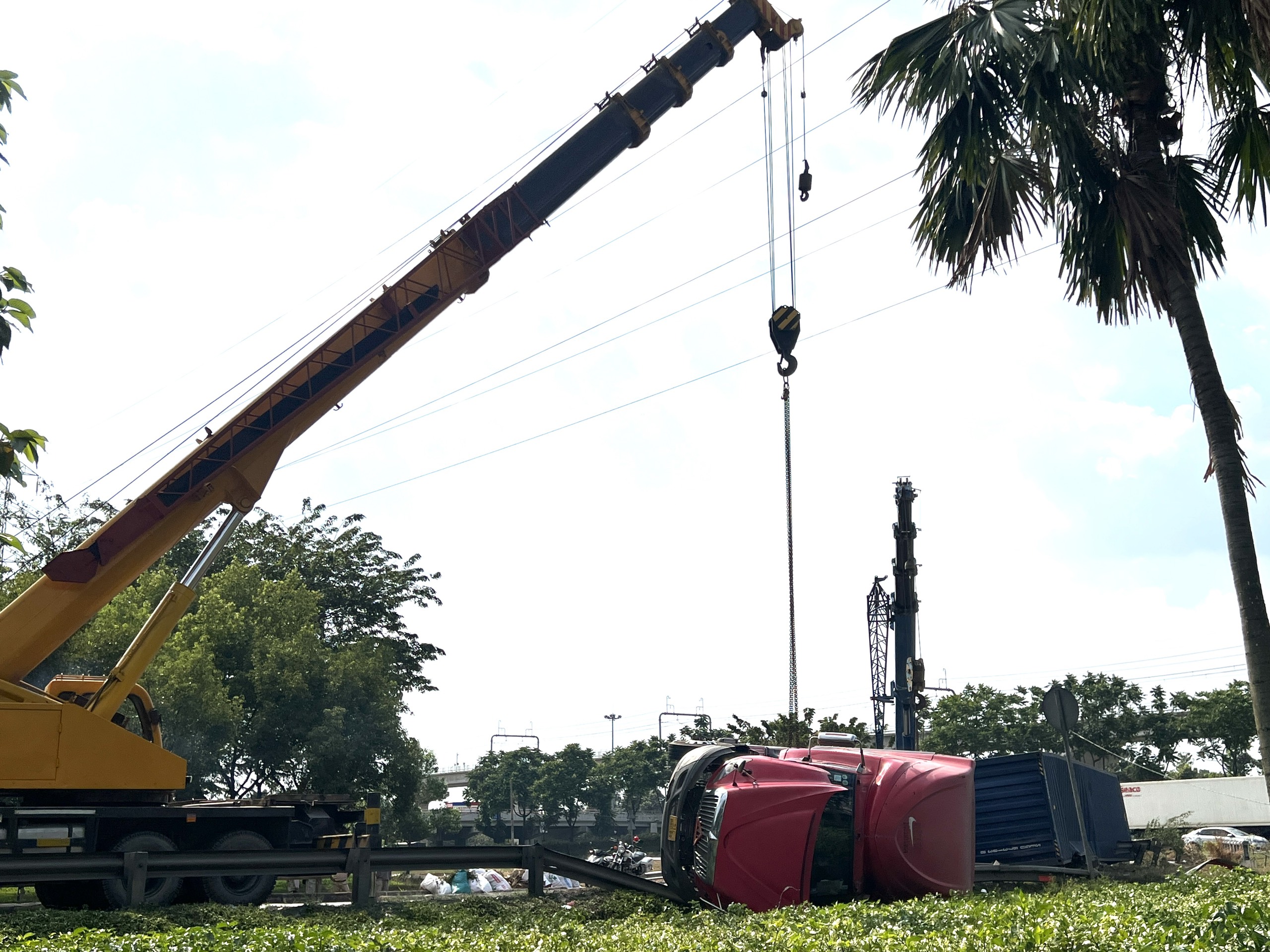 TP.HCM: Xe container ôm cua lật nhào, cày nát 20m hộ lan - Ảnh 4. TP.HCM: Xe container ôm cua lật nhào, cày nát 20m hộ lan - Ảnh 4.