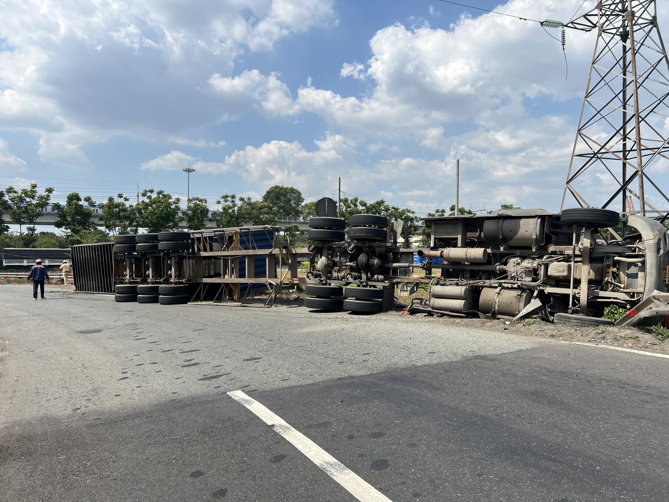 TP.HCM: Xe container ôm cua lật nhào, cày nát 20m hộ lan - Ảnh 2. TP.HCM: Xe container ôm cua lật nhào, cày nát 20m hộ lan - Ảnh 2.