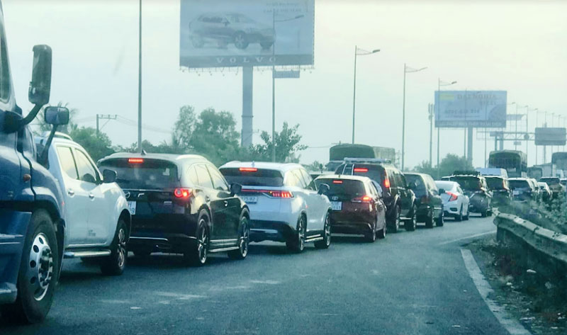 C&aacute;c xe bị &ugrave;n d&agrave;i nối đu&ocirc;i nhau tr&ecirc;n cao tốc TP.HCM - Long Th&agrave;nh - Dầu Gi&acirc;y - Ảnh: V.A.
