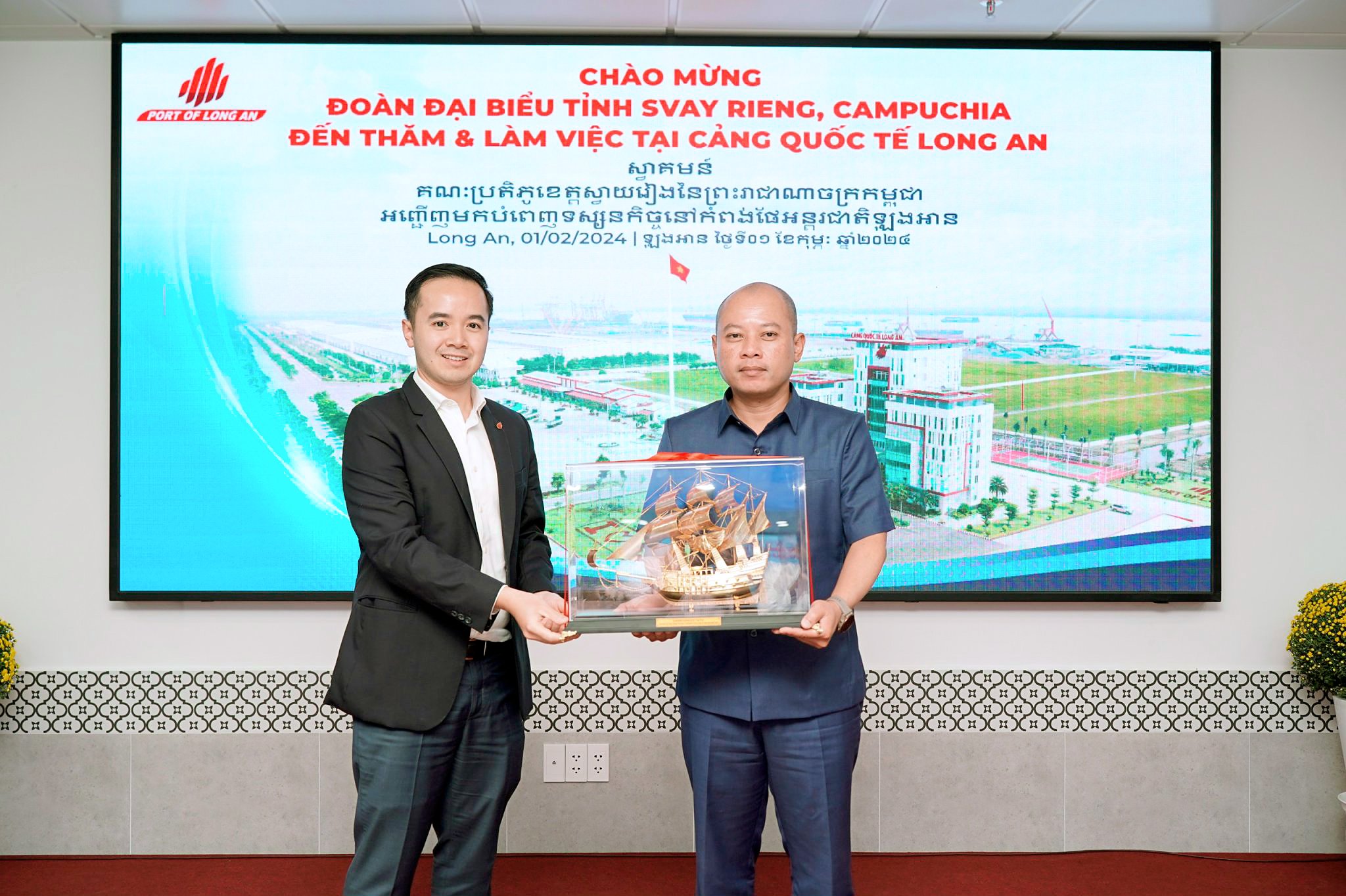 Cảng quốc tế Long An đ&oacute;n đo&agrave;n đại biểu Svay Rieng, Vương quốc Campuchia thăm v&agrave; l&agrave;m việc- Ảnh 2.