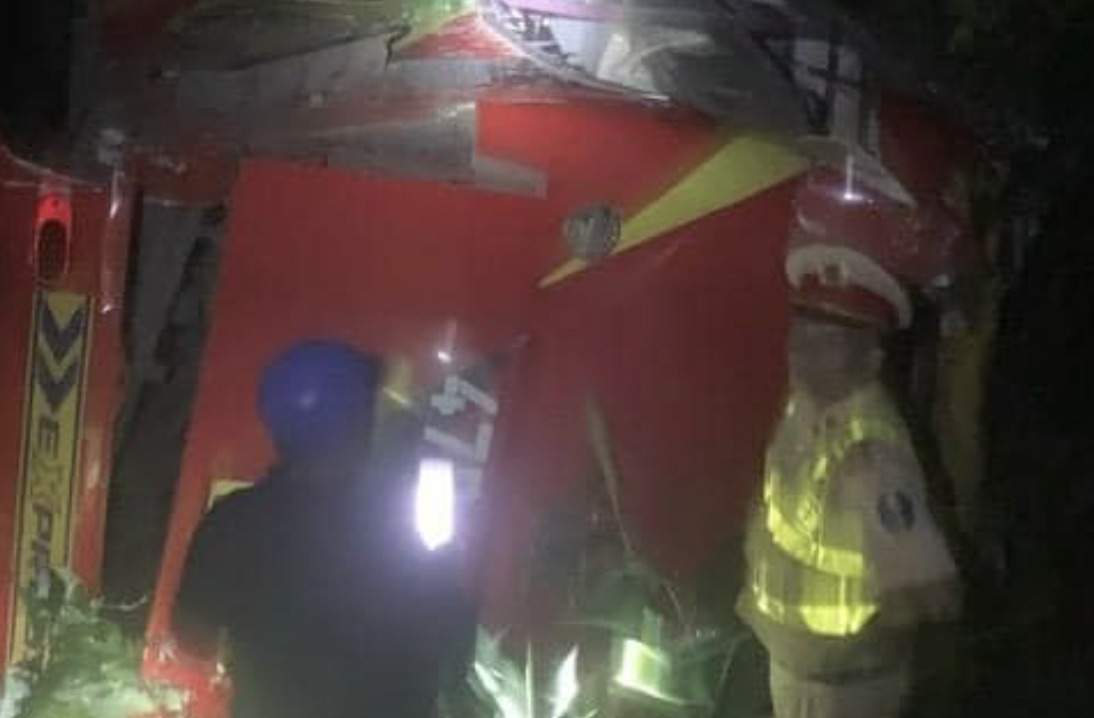 Xe kh&aacute;ch chở 37 người bị lật tr&ecirc;n đường Hồ Ch&iacute; Minh, nhiều người bị thương- Ảnh 2.