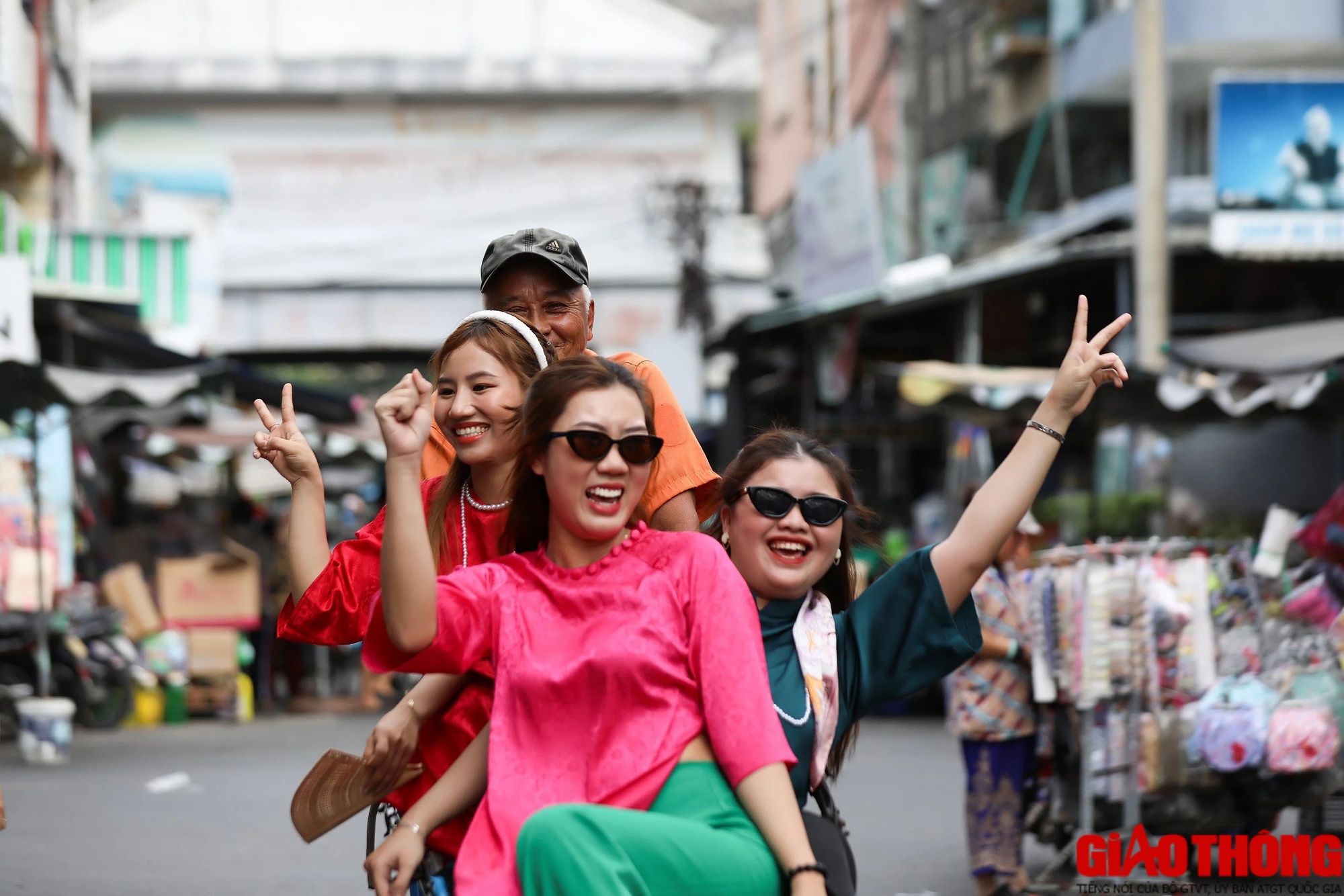 Những tà áo dài mang sắc xuân trên phố Biên Hòa- Ảnh 1. Những tà áo dài mang sắc xuân trên phố Biên Hòa- Ảnh 1.