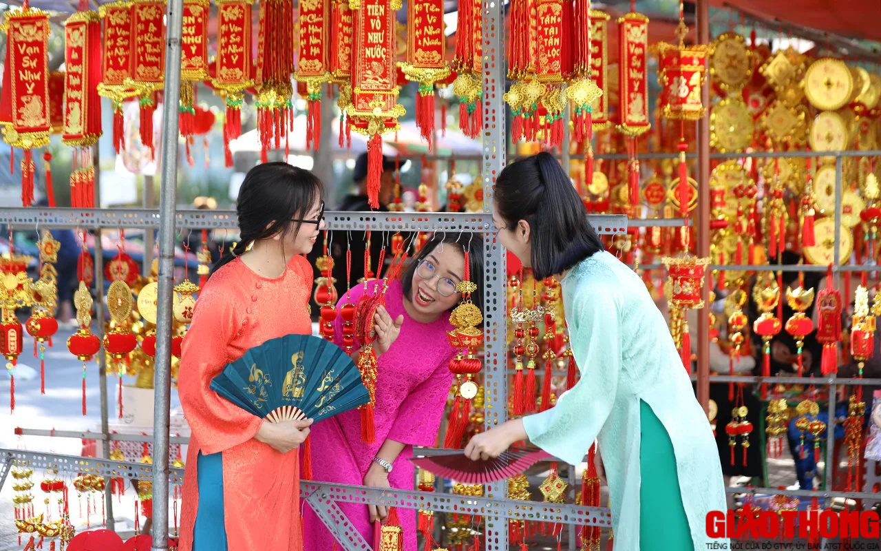 Những tà áo dài mang sắc xuân trên phố Biên Hòa- Ảnh 2. Những tà áo dài mang sắc xuân trên phố Biên Hòa- Ảnh 2.