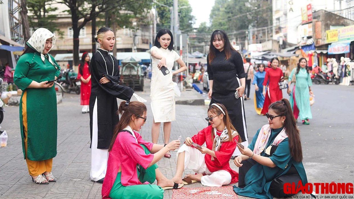 Những tà áo dài mang sắc xuân trên phố Biên Hòa- Ảnh 3. Những tà áo dài mang sắc xuân trên phố Biên Hòa- Ảnh 3.