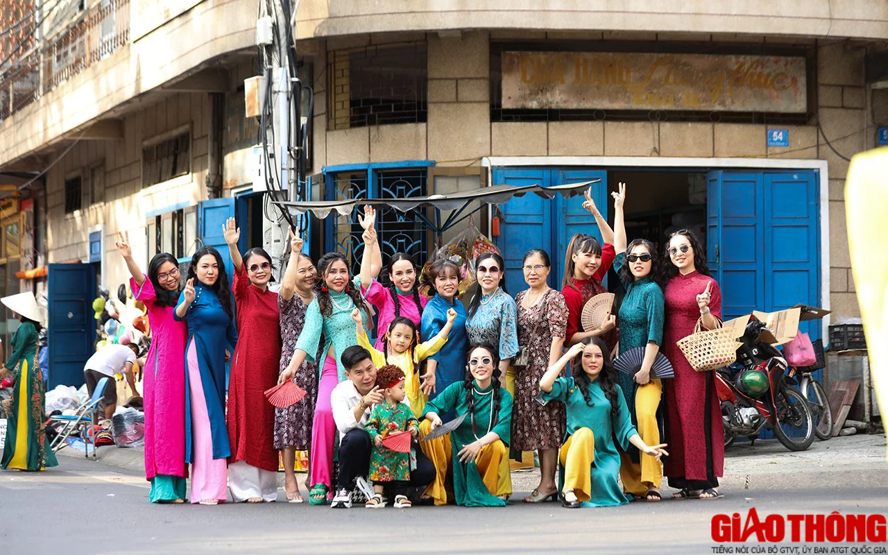 Những tà áo dài mang sắc xuân trên phố Biên Hòa- Ảnh 4. Những tà áo dài mang sắc xuân trên phố Biên Hòa- Ảnh 4.