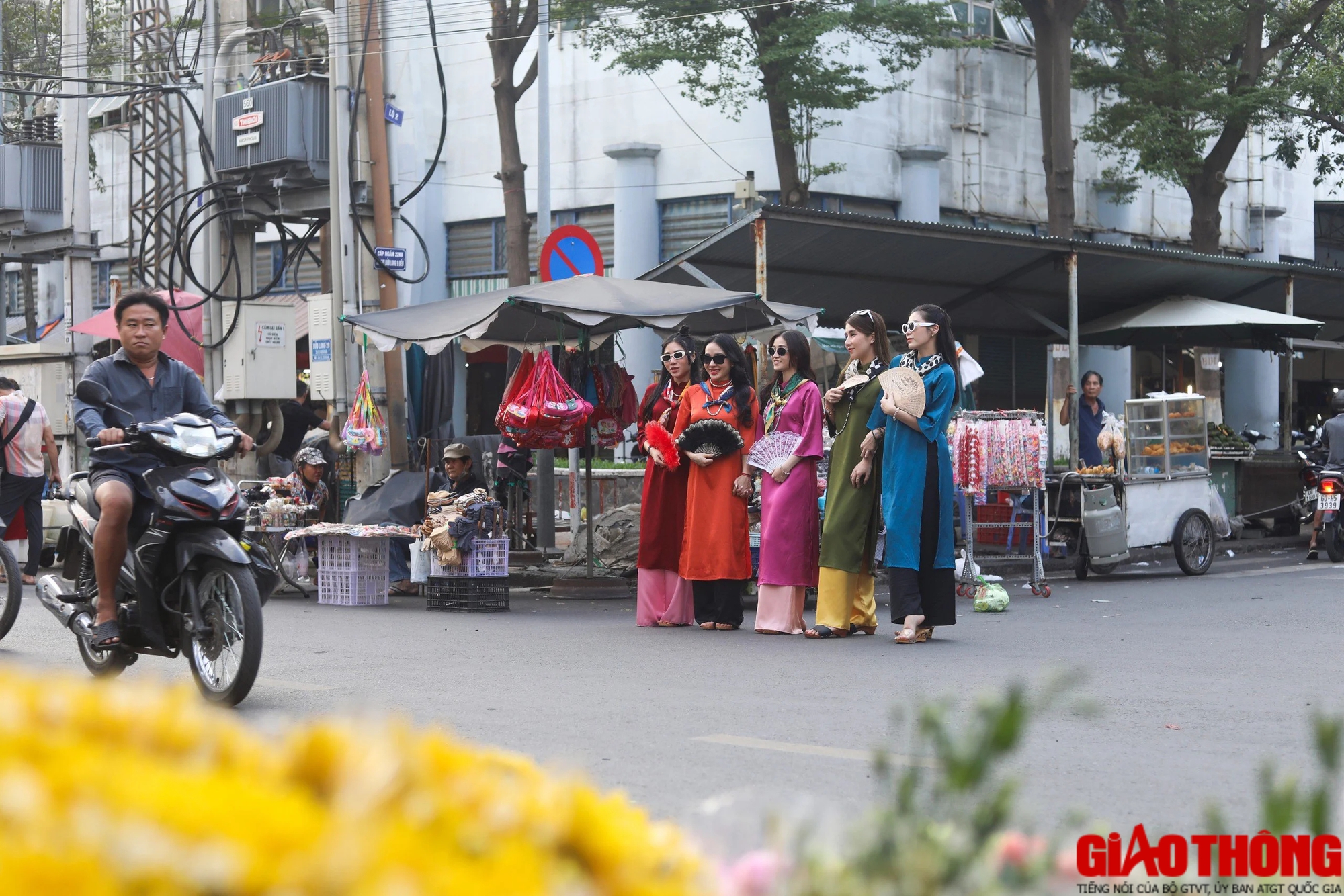 Những tà áo dài mang sắc xuân trên phố Biên Hòa- Ảnh 6. Những tà áo dài mang sắc xuân trên phố Biên Hòa- Ảnh 6.