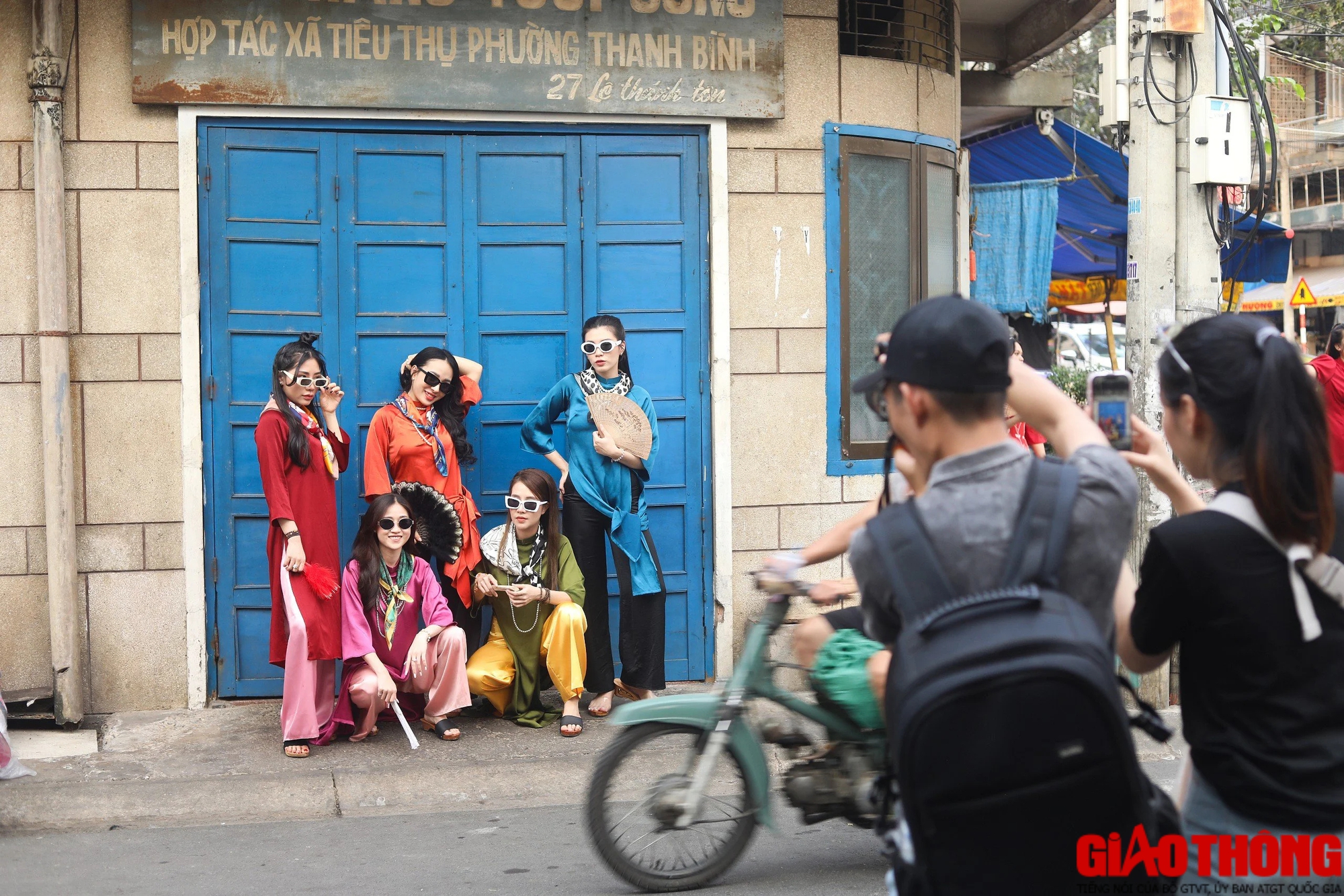 Những tà áo dài mang sắc xuân trên phố Biên Hòa- Ảnh 8. Những tà áo dài mang sắc xuân trên phố Biên Hòa- Ảnh 8.