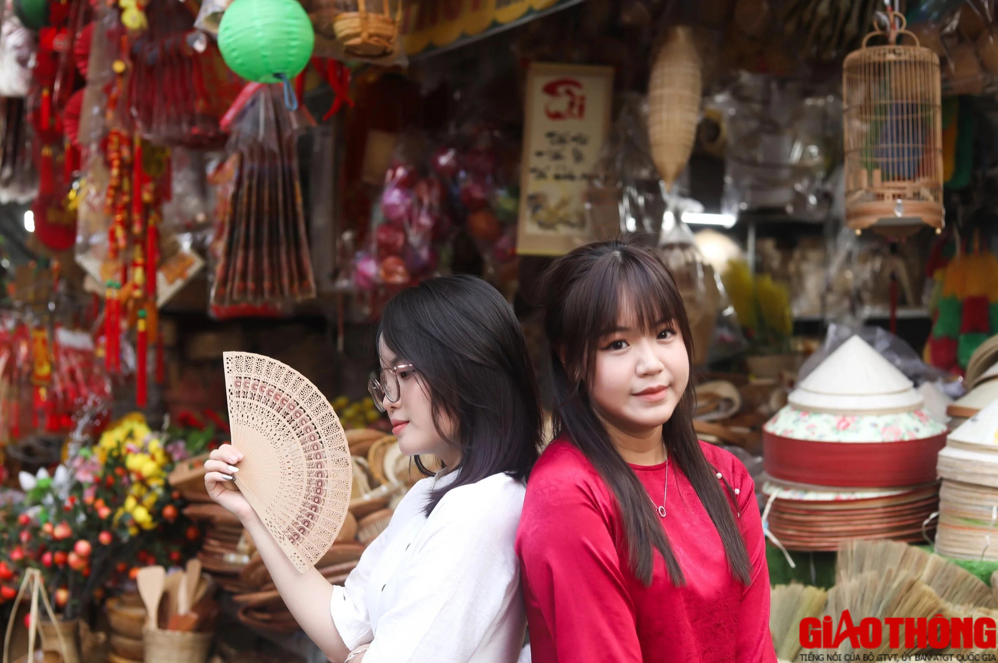 Những tà áo dài mang sắc xuân trên phố Biên Hòa- Ảnh 9. Những tà áo dài mang sắc xuân trên phố Biên Hòa- Ảnh 9.