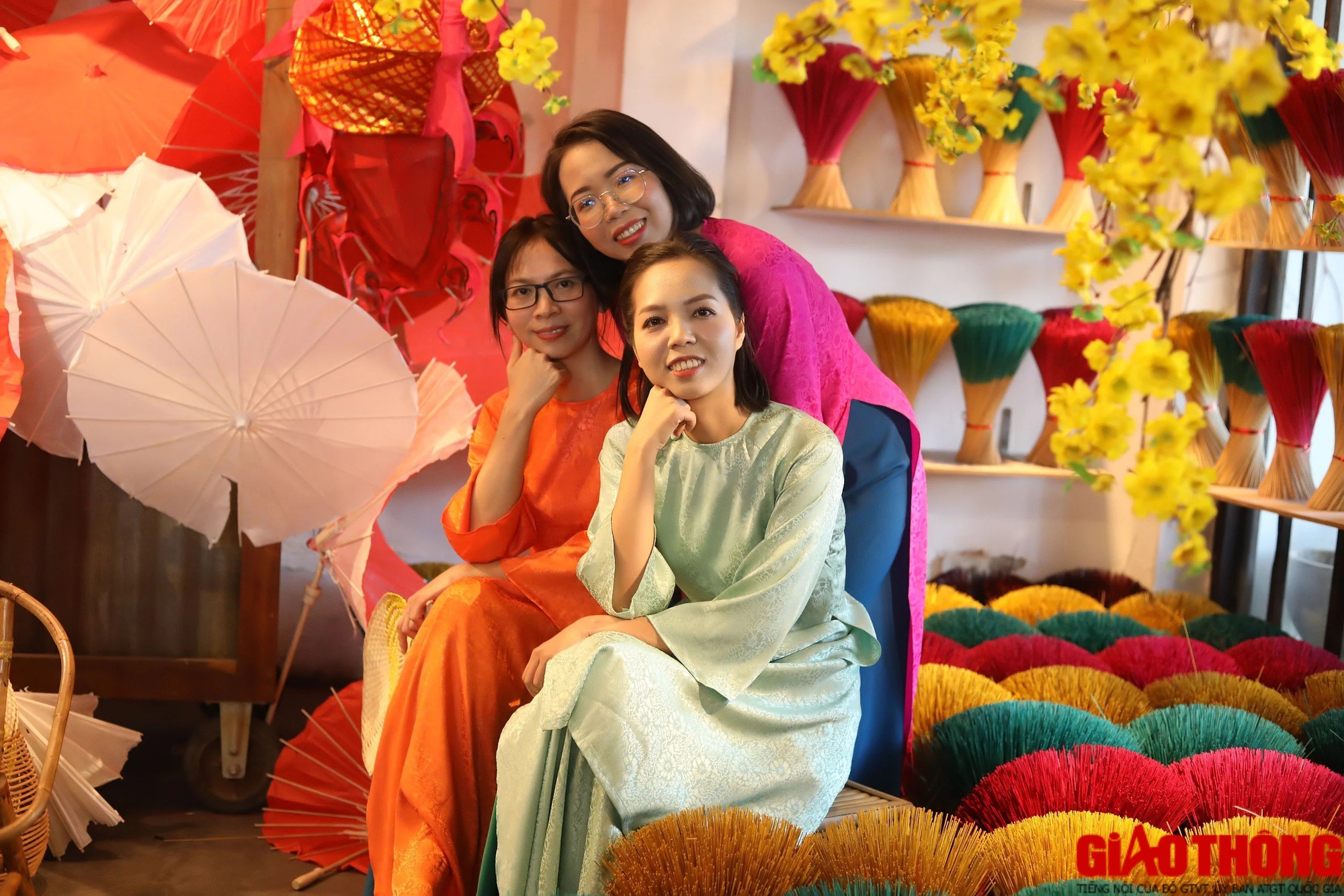 Những tà áo dài mang sắc xuân trên phố Biên Hòa- Ảnh 10. Những tà áo dài mang sắc xuân trên phố Biên Hòa- Ảnh 10.