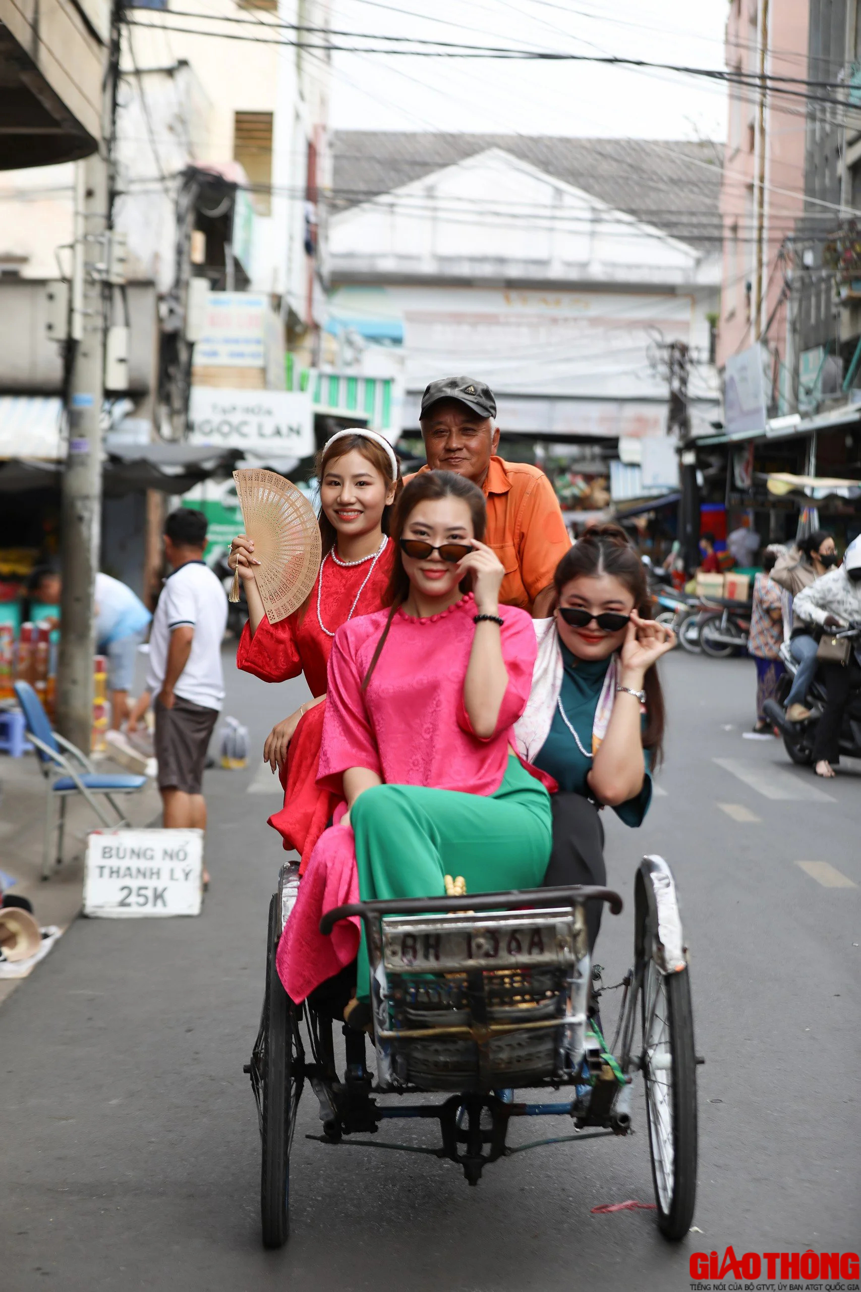 Những tà áo dài mang sắc xuân trên phố Biên Hòa- Ảnh 12. Những tà áo dài mang sắc xuân trên phố Biên Hòa- Ảnh 12.