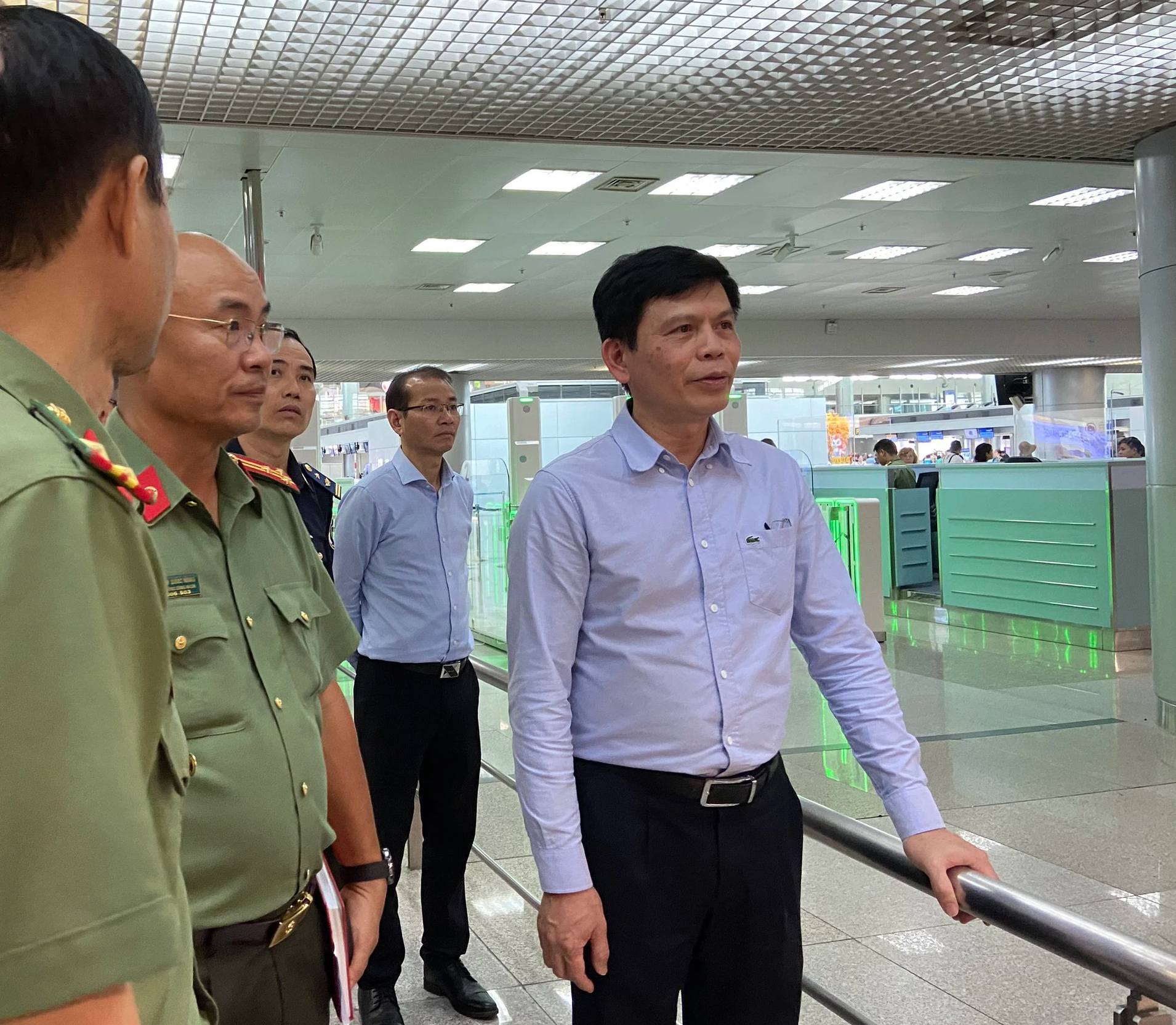 Thứ trưởng L&ecirc; Anh Tuấn kiểm tra c&ocirc;ng t&aacute;c phục vụ ở s&acirc;n bay T&acirc;n Sơn Nhất- Ảnh 1.