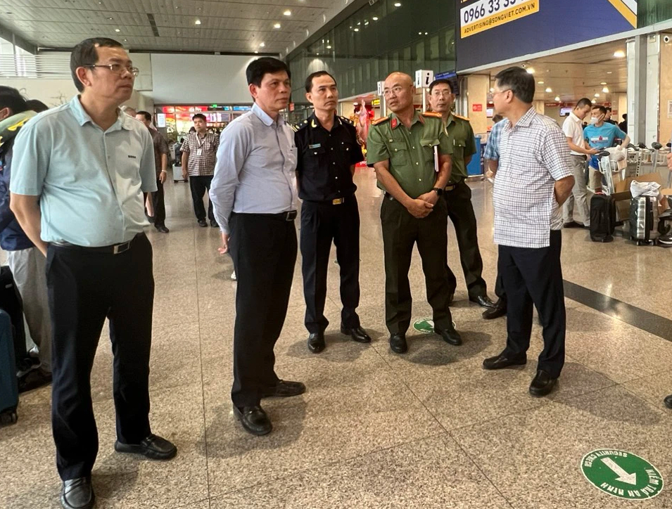 Thứ trưởng L&ecirc; Anh Tuấn kiểm tra c&ocirc;ng t&aacute;c phục vụ ở s&acirc;n bay T&acirc;n Sơn Nhất- Ảnh 3.