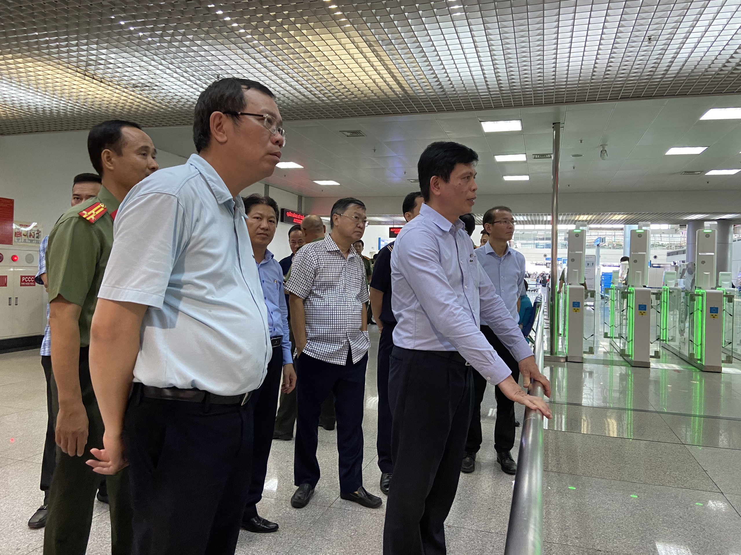 Thứ trưởng L&ecirc; Anh Tuấn kiểm tra c&ocirc;ng t&aacute;c phục vụ ở s&acirc;n bay T&acirc;n Sơn Nhất- Ảnh 2.