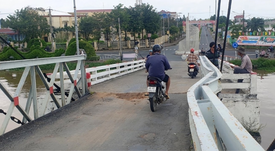 Khởi tố t&agrave;i xế chạy xe 31 tấn qua cầu treo tải trọng 3,5 tấn- Ảnh 1.