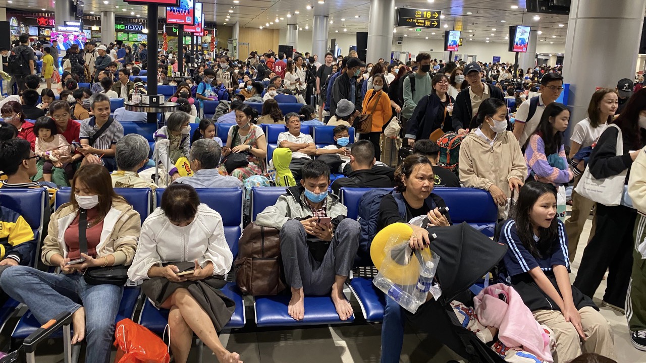 Kh&aacute;ch tăng vọt, thời tiết xấu, nhiều người chật vật ở s&acirc;n bay T&acirc;n Sơn Nhất- Ảnh 4.