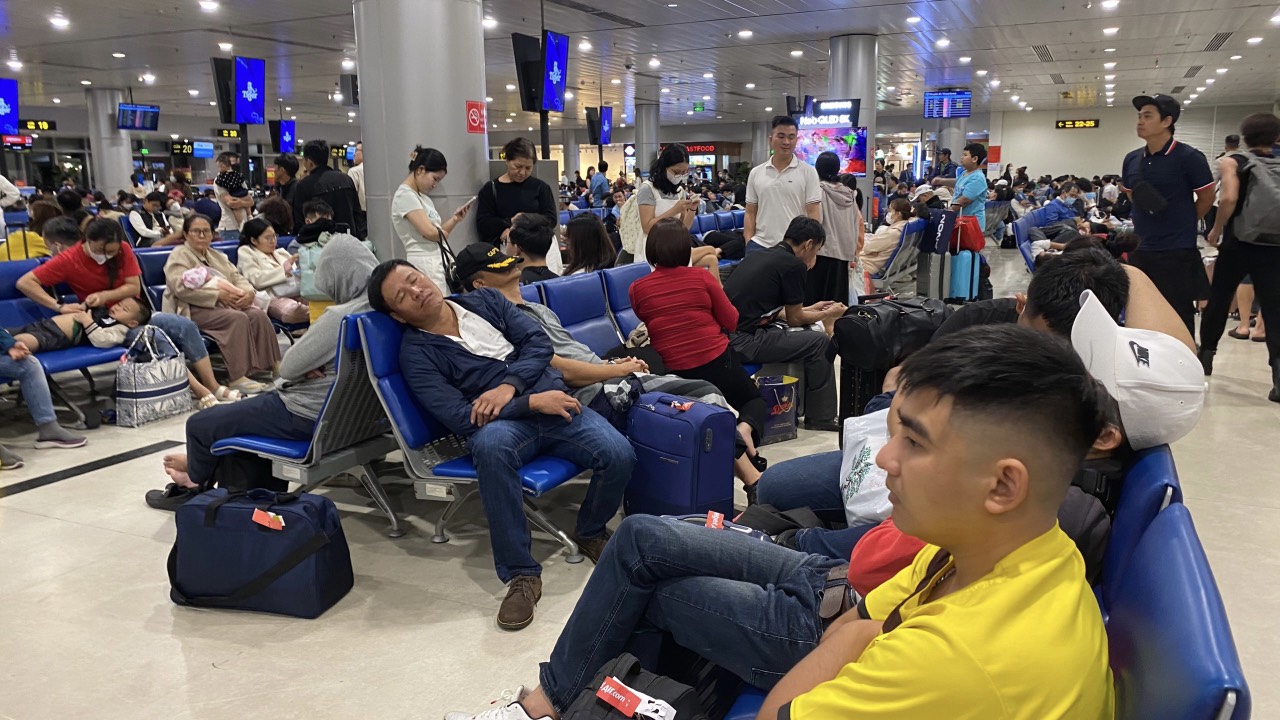 Thứ trưởng L&ecirc; Anh Tuấn kiểm tra c&ocirc;ng t&aacute;c phục vụ ở s&acirc;n bay T&acirc;n Sơn Nhất- Ảnh 4.