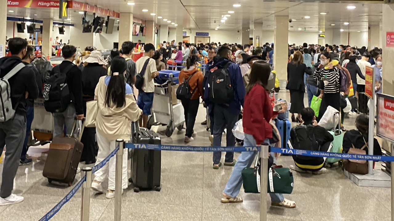 Kh&aacute;ch tăng vọt, thời tiết xấu, nhiều người chật vật ở s&acirc;n bay T&acirc;n Sơn Nhất- Ảnh 8.