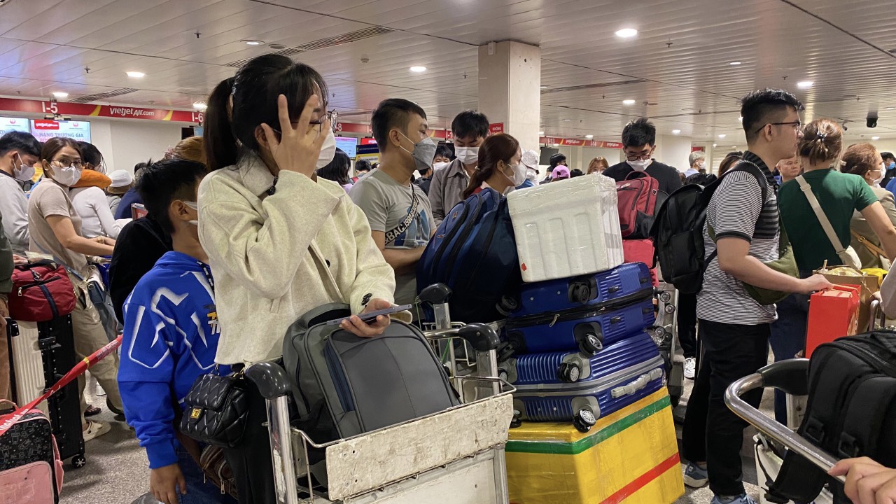 Kh&aacute;ch tăng vọt, thời tiết xấu, nhiều người chật vật ở s&acirc;n bay T&acirc;n Sơn Nhất- Ảnh 3.