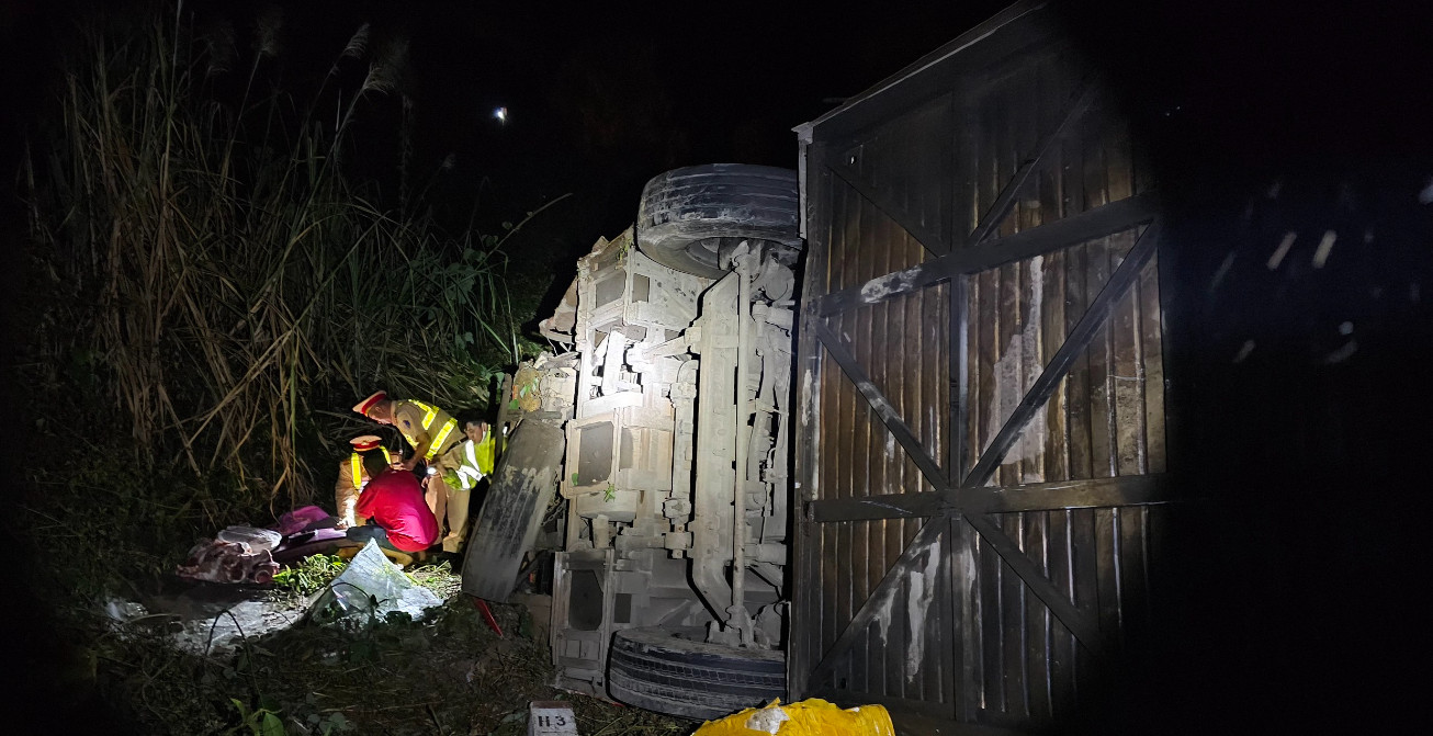 Cận cảnh hiện trường vụ xe kh&aacute;ch bị lật tr&ecirc;n đường Hồ Ch&iacute; Minh- Ảnh 2.