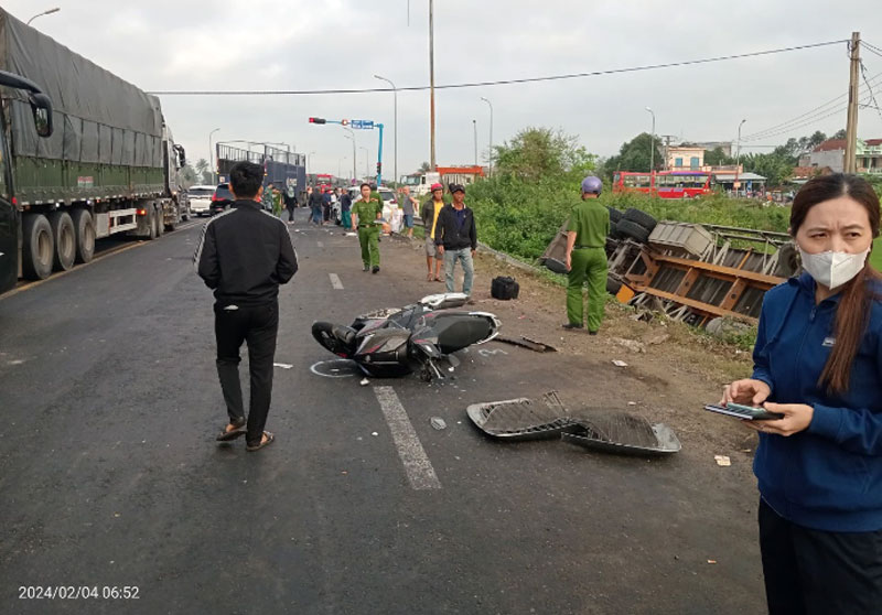 Hiện trường vụ TNGT ở TX Đ&ocirc;ng H&ograve;a s&aacute;ng 4/2.