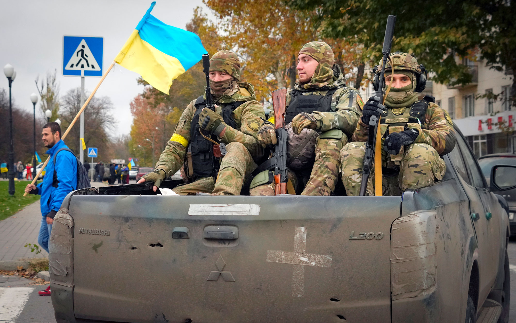 Nhiều đơn vị của Ukraine phải r&uacute;t lui trước &aacute;p lực qu&acirc;n số v&agrave; sức mạnh của đối phương (Ảnh: AP)