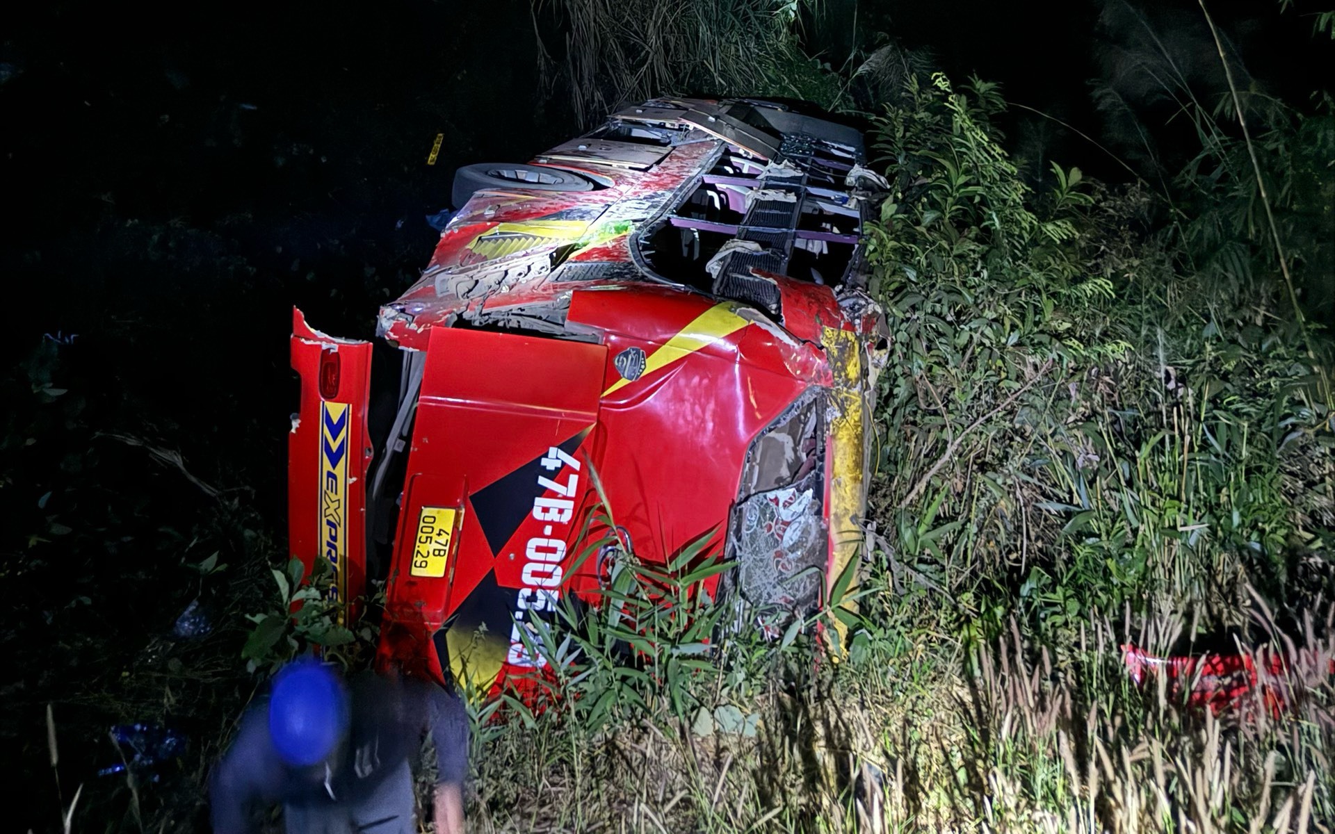 V&igrave; sao xe kh&aacute;ch chở 37 người bị lật tr&ecirc;n đường Hồ Ch&iacute; Minh?