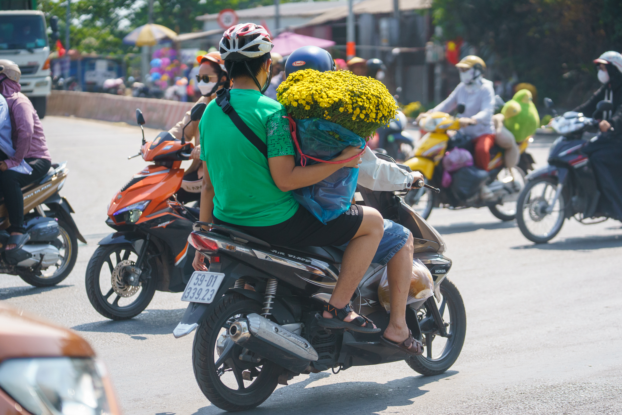 Quốc lộ 50 kẹt cứng, người d&acirc;n ch&ocirc;n ch&acirc;n giữa trời nắng n&oacute;ng- Ảnh 8.