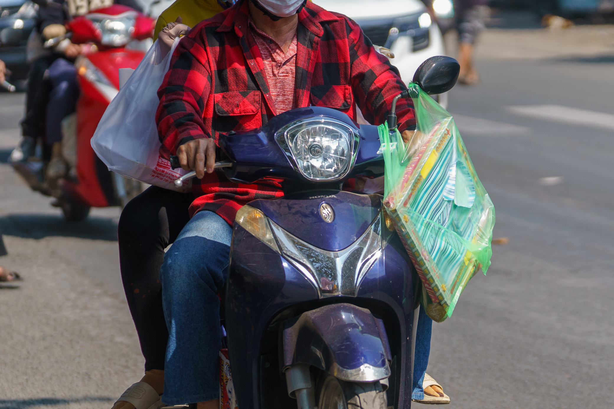 Quốc lộ 50 kẹt cứng, người d&acirc;n ch&ocirc;n ch&acirc;n giữa trời nắng n&oacute;ng- Ảnh 9.