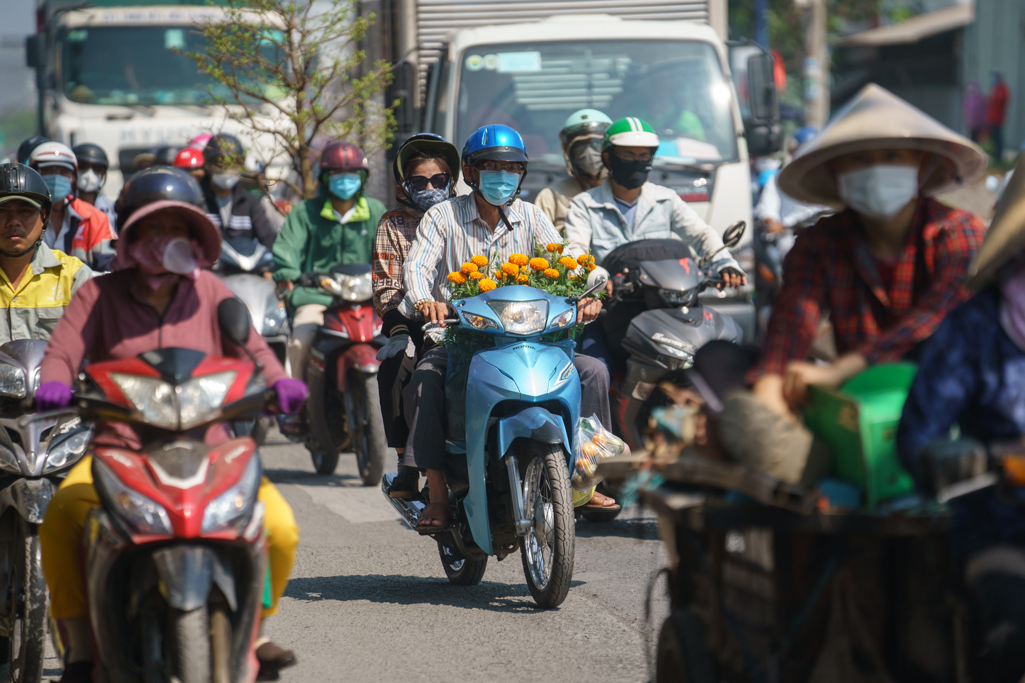 Quốc lộ 50 kẹt cứng, người d&acirc;n ch&ocirc;n ch&acirc;n giữa trời nắng n&oacute;ng- Ảnh 7.