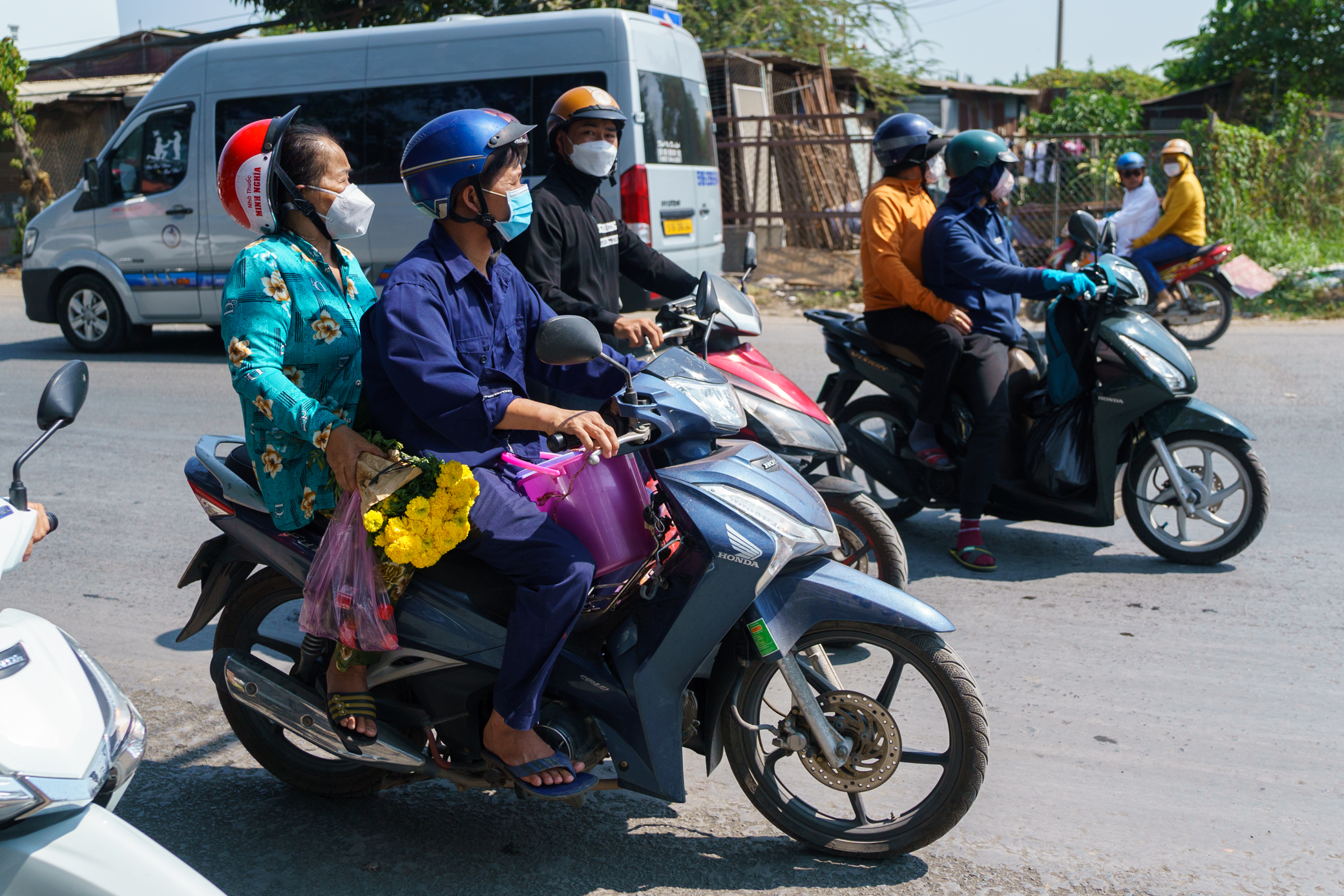 Quốc lộ 50 kẹt cứng, người d&acirc;n ch&ocirc;n ch&acirc;n giữa trời nắng n&oacute;ng- Ảnh 10.