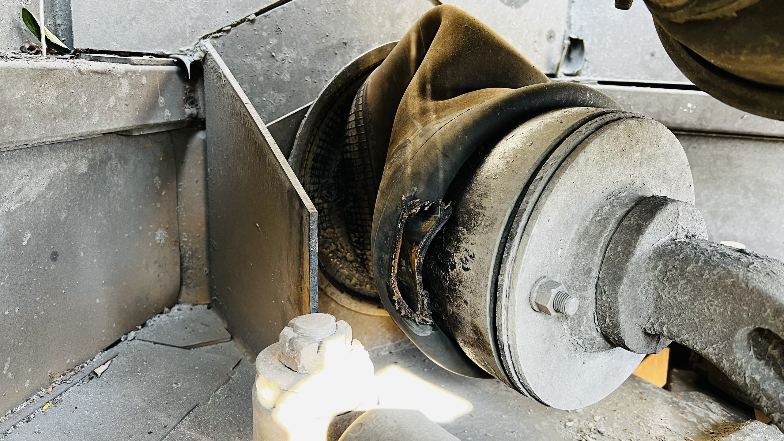 Cận cảnh hiện trường vụ xe kh&aacute;ch bị lật tr&ecirc;n đường Hồ Ch&iacute; Minh- Ảnh 6.