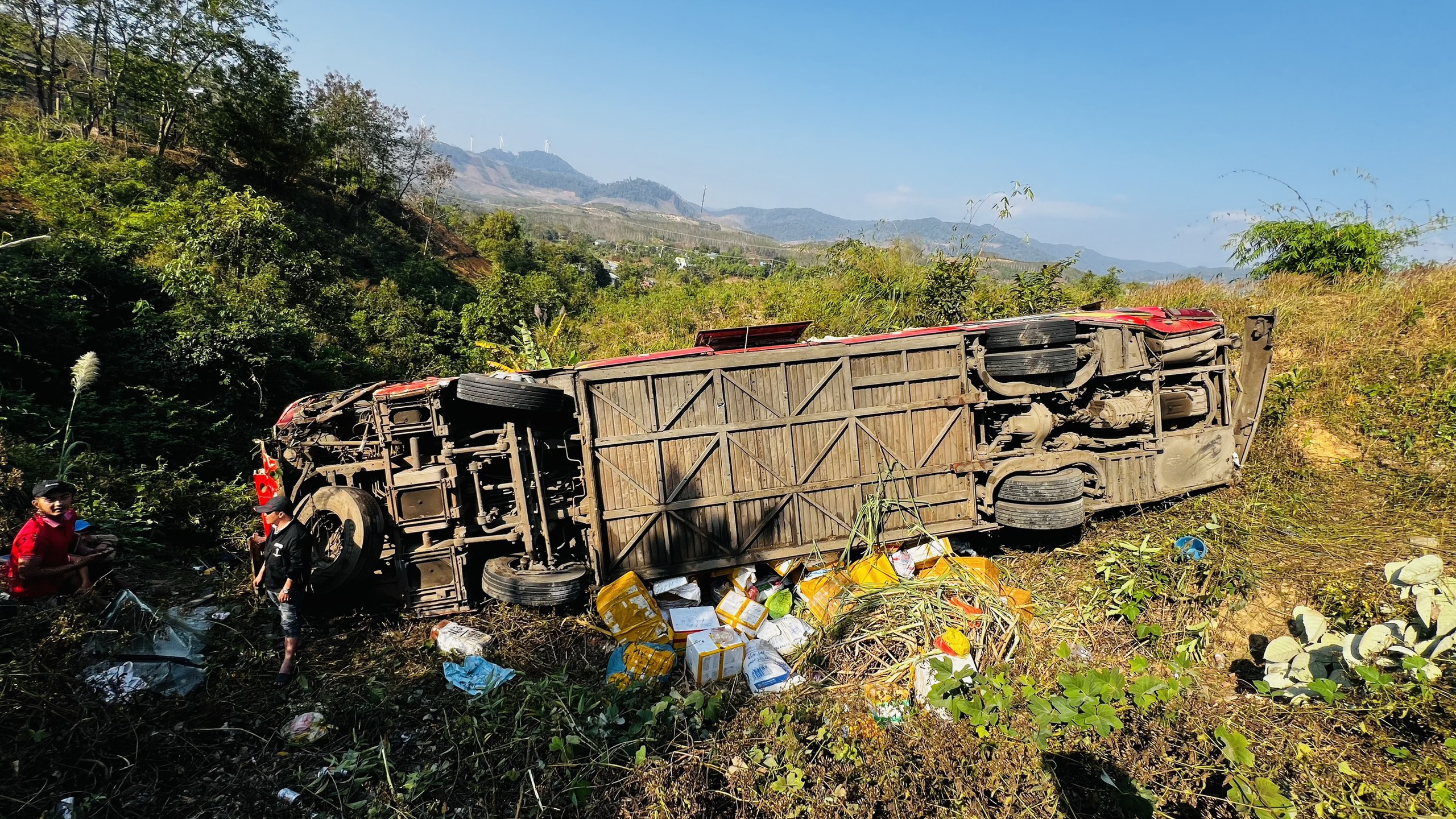 Cận cảnh hiện trường vụ xe kh&aacute;ch bị lật tr&ecirc;n đường Hồ Ch&iacute; Minh- Ảnh 4.