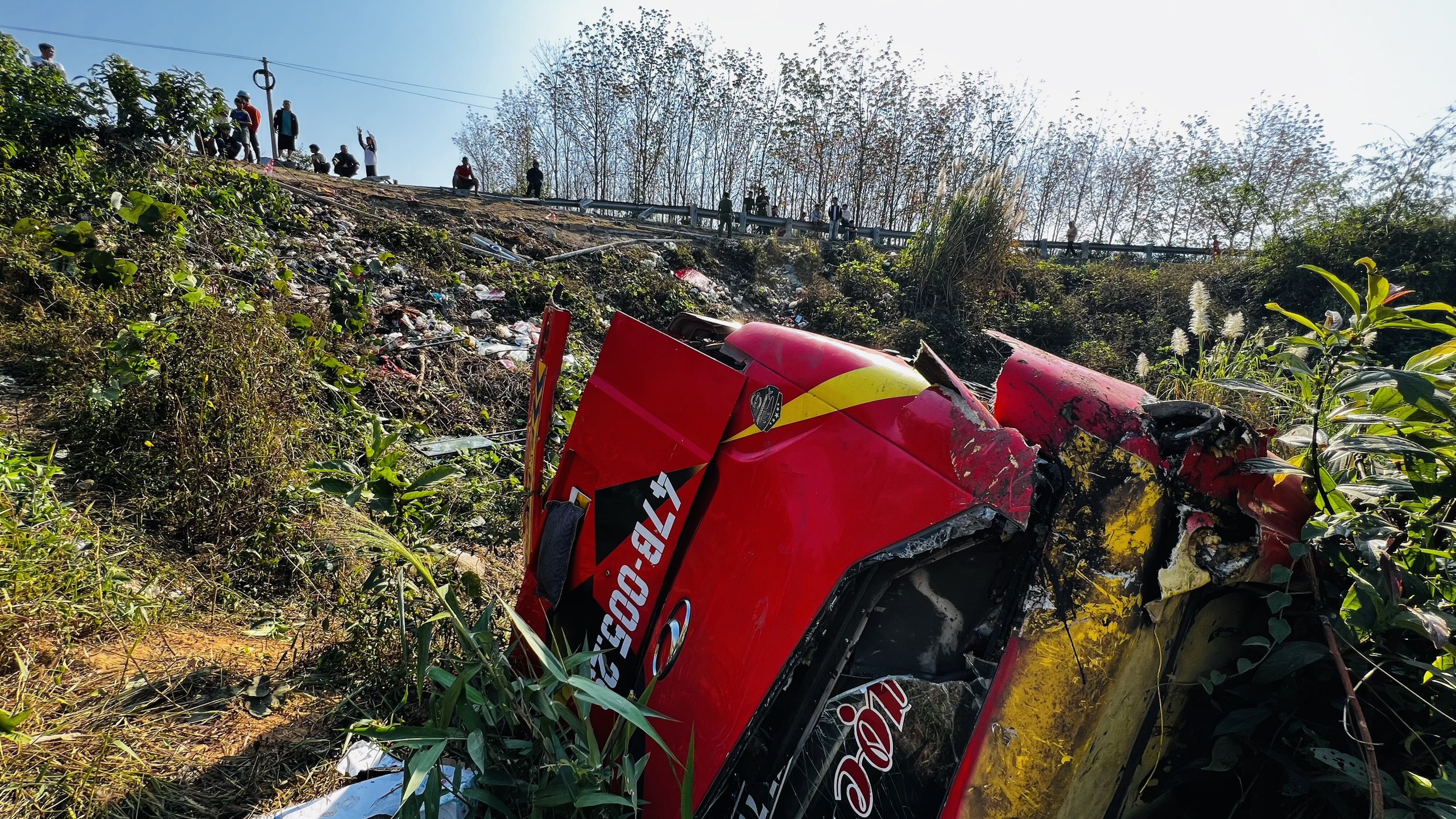 Cận cảnh hiện trường vụ xe kh&aacute;ch bị lật tr&ecirc;n đường Hồ Ch&iacute; Minh- Ảnh 5.