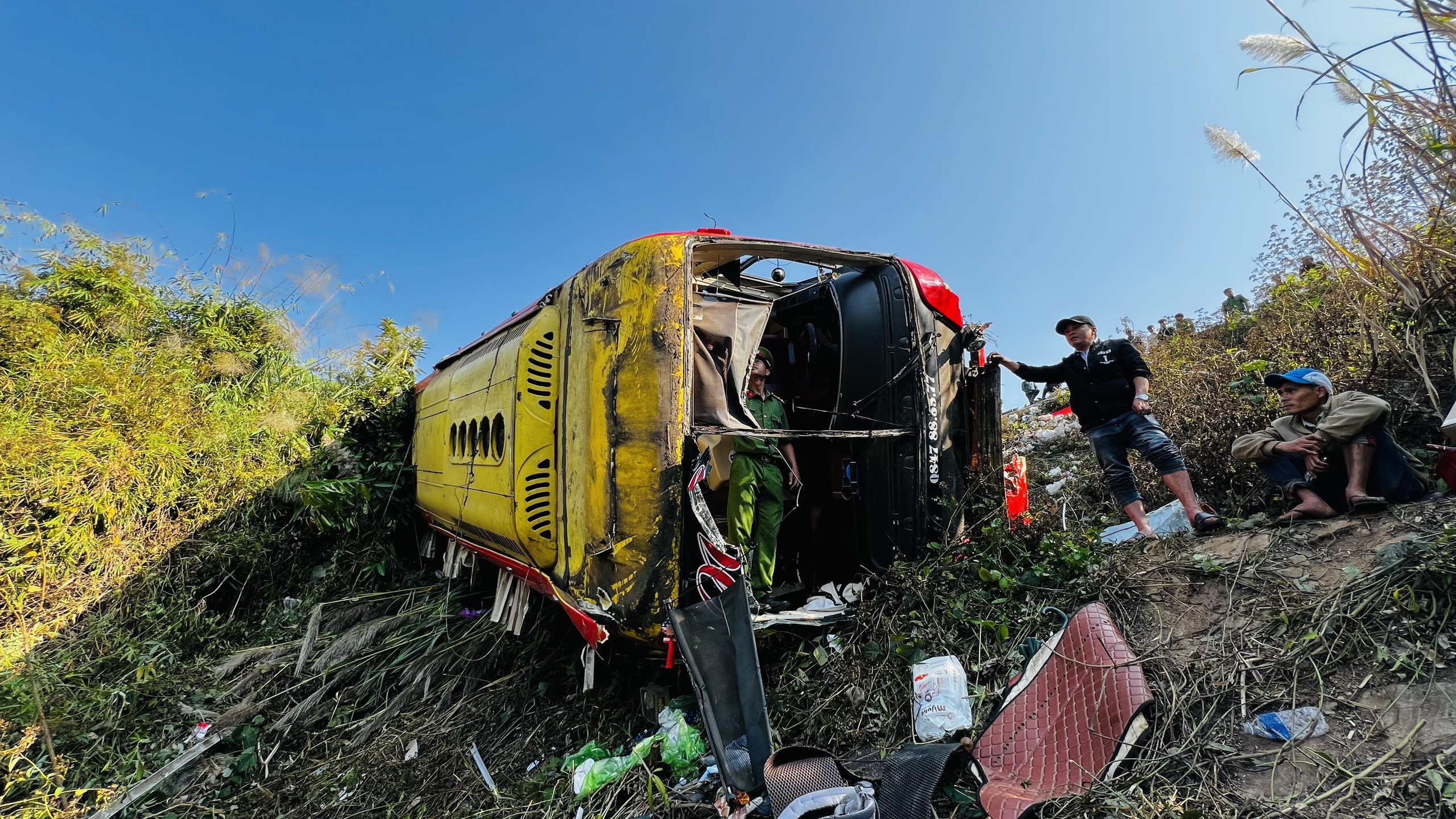 Cận cảnh hiện trường vụ xe kh&aacute;ch bị lật tr&ecirc;n đường Hồ Ch&iacute; Minh- Ảnh 8.