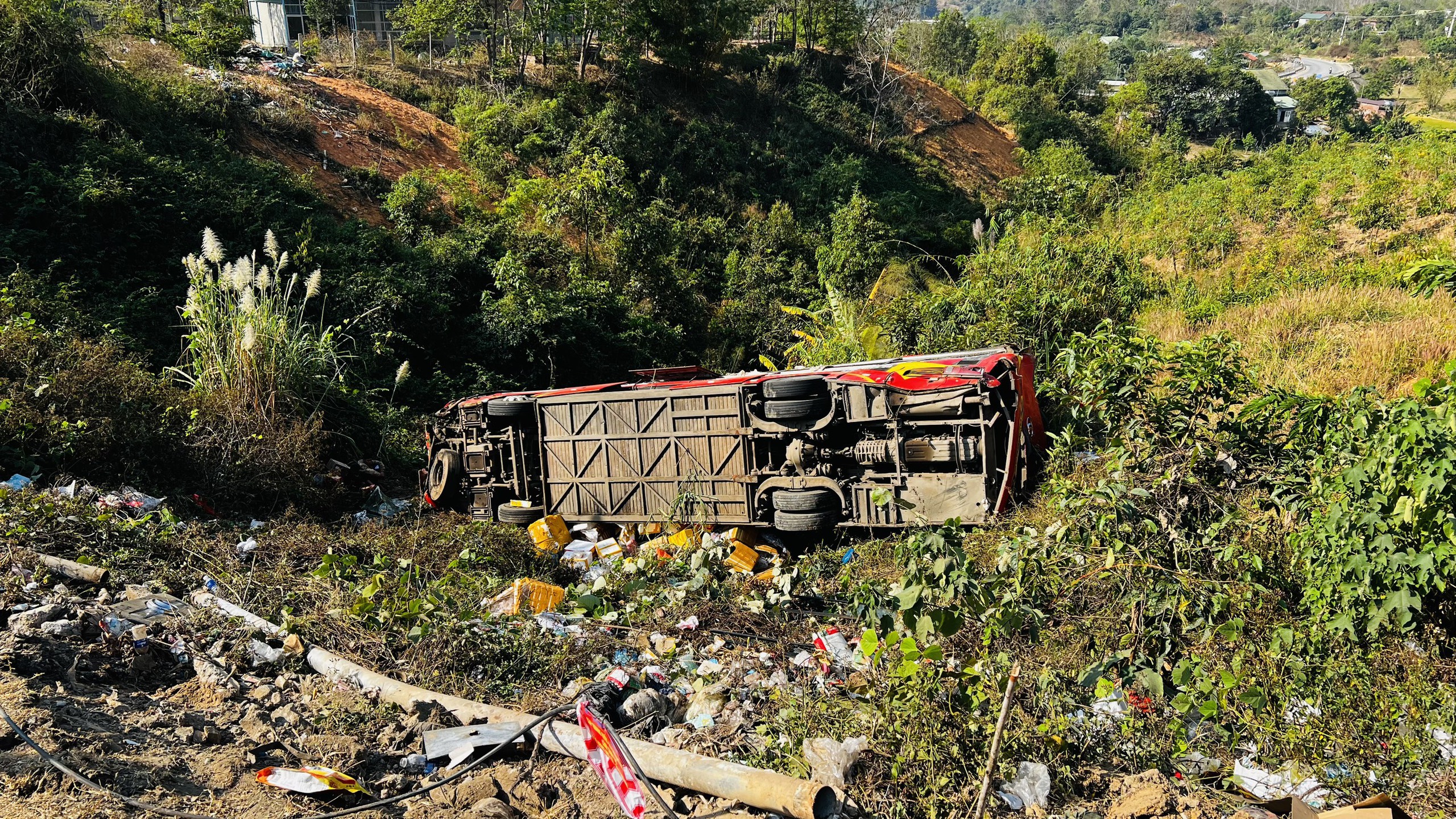 Cận cảnh hiện trường vụ xe kh&aacute;ch bị lật tr&ecirc;n đường Hồ Ch&iacute; Minh- Ảnh 9.
