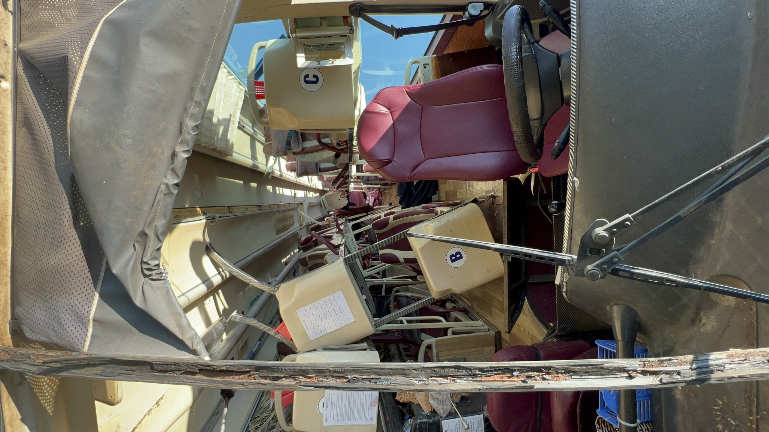 Cận cảnh hiện trường vụ xe kh&aacute;ch bị lật tr&ecirc;n đường Hồ Ch&iacute; Minh- Ảnh 7.