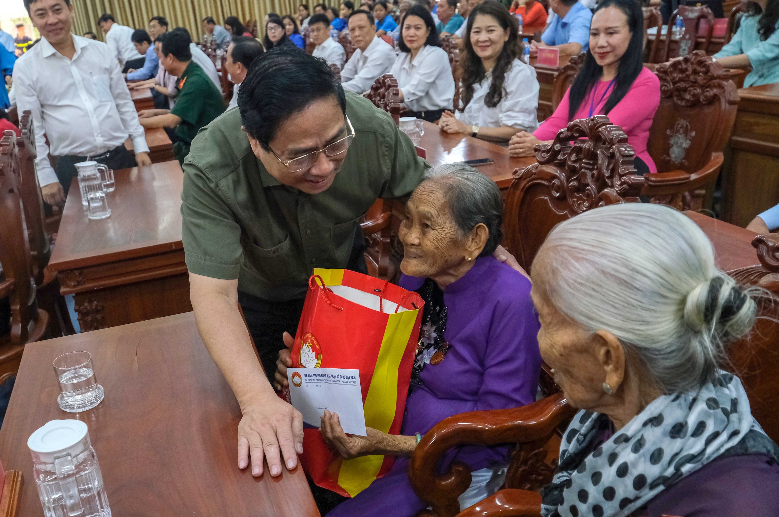 Người d&acirc;n Cần Thơ x&uacute;c động nhận qu&agrave;, nghe Thủ tướng ch&uacute;c Tết- Ảnh 1.