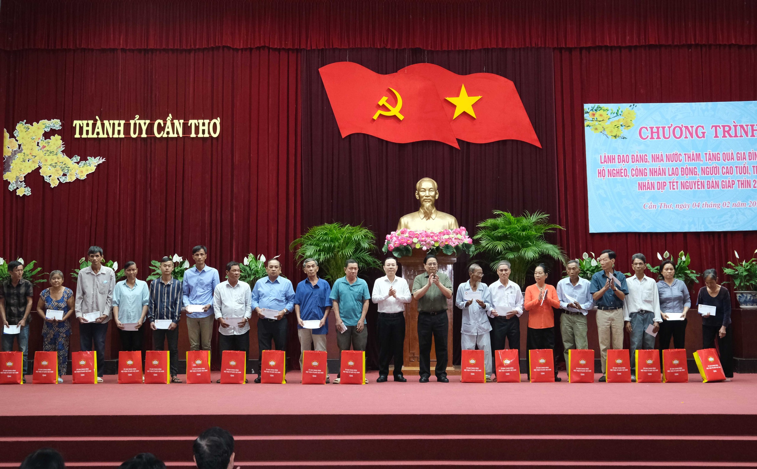 Người d&acirc;n Cần Thơ x&uacute;c động nhận qu&agrave;, nghe Thủ tướng ch&uacute;c Tết- Ảnh 2.