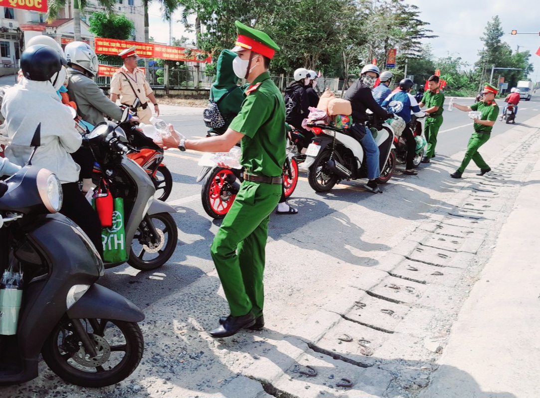 C&ocirc;ng an S&oacute;c Trăng g&oacute;p tiền đổ xăng, sửa xe cho người d&acirc;n về qu&ecirc; ăn Tết- Ảnh 5.