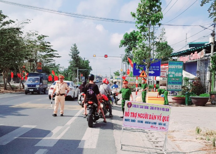 C&ocirc;ng an S&oacute;c Trăng g&oacute;p tiền đổ xăng, sửa xe cho người d&acirc;n về qu&ecirc; ăn Tết- Ảnh 2.