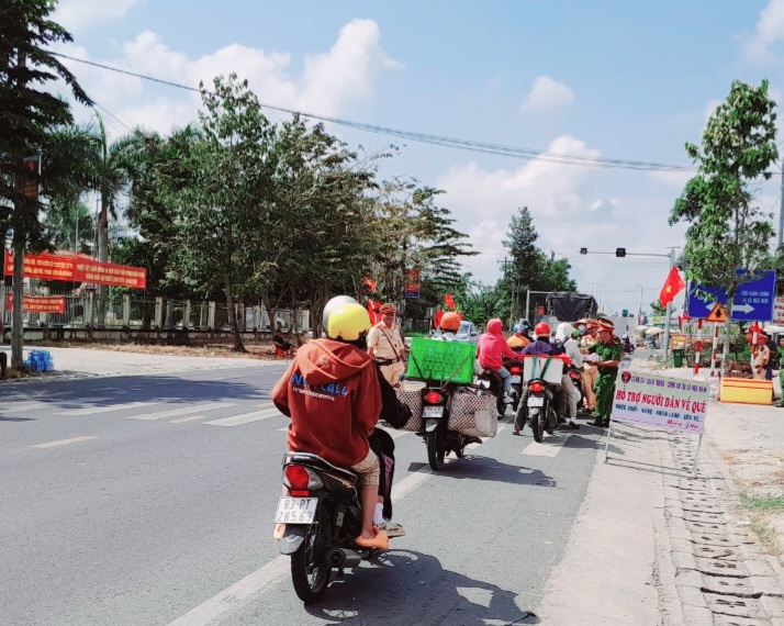 C&ocirc;ng an S&oacute;c Trăng g&oacute;p tiền đổ xăng, sửa xe cho người d&acirc;n về qu&ecirc; ăn Tết- Ảnh 6.