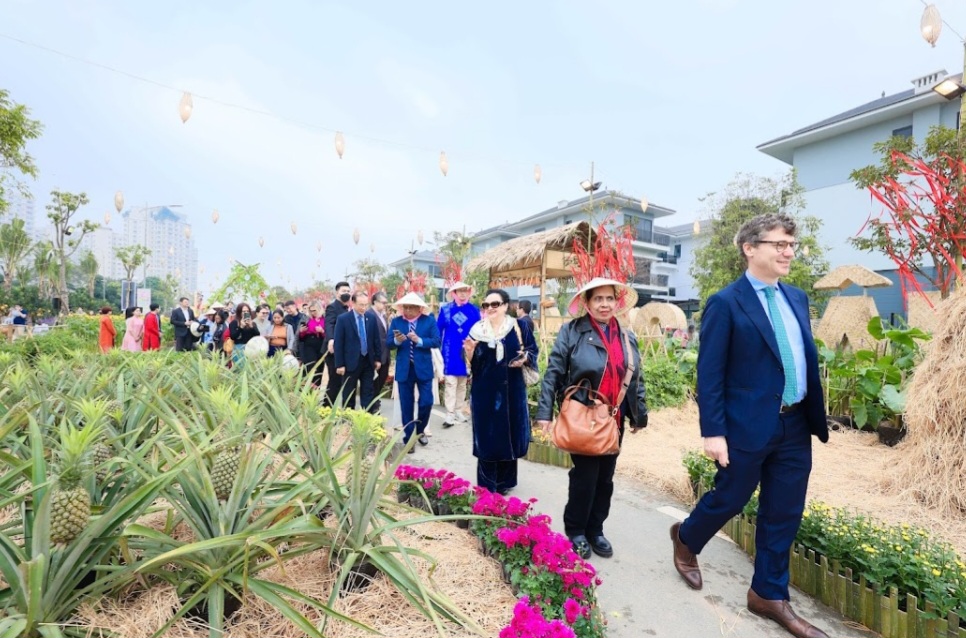 Trải nghiệm Tết Việt tại ‘Ngày tìm hiểu Việt Nam 2024’- Ảnh 2. Trải nghiệm Tết Việt tại ‘Ngày tìm hiểu Việt Nam 2024’- Ảnh 2.